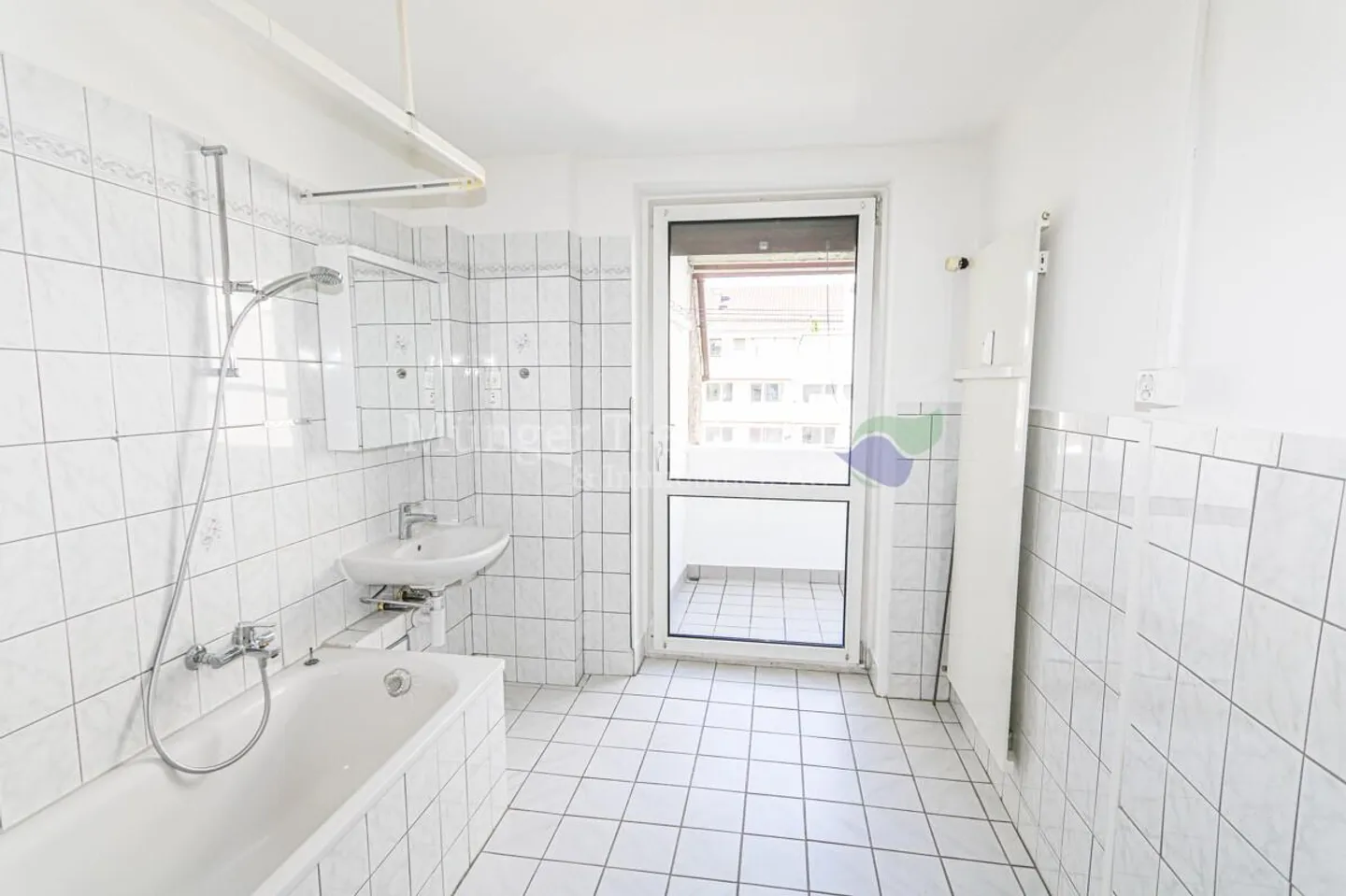 Charming 4-room attic apartment with balcony in Basel - Photo 8 of 10