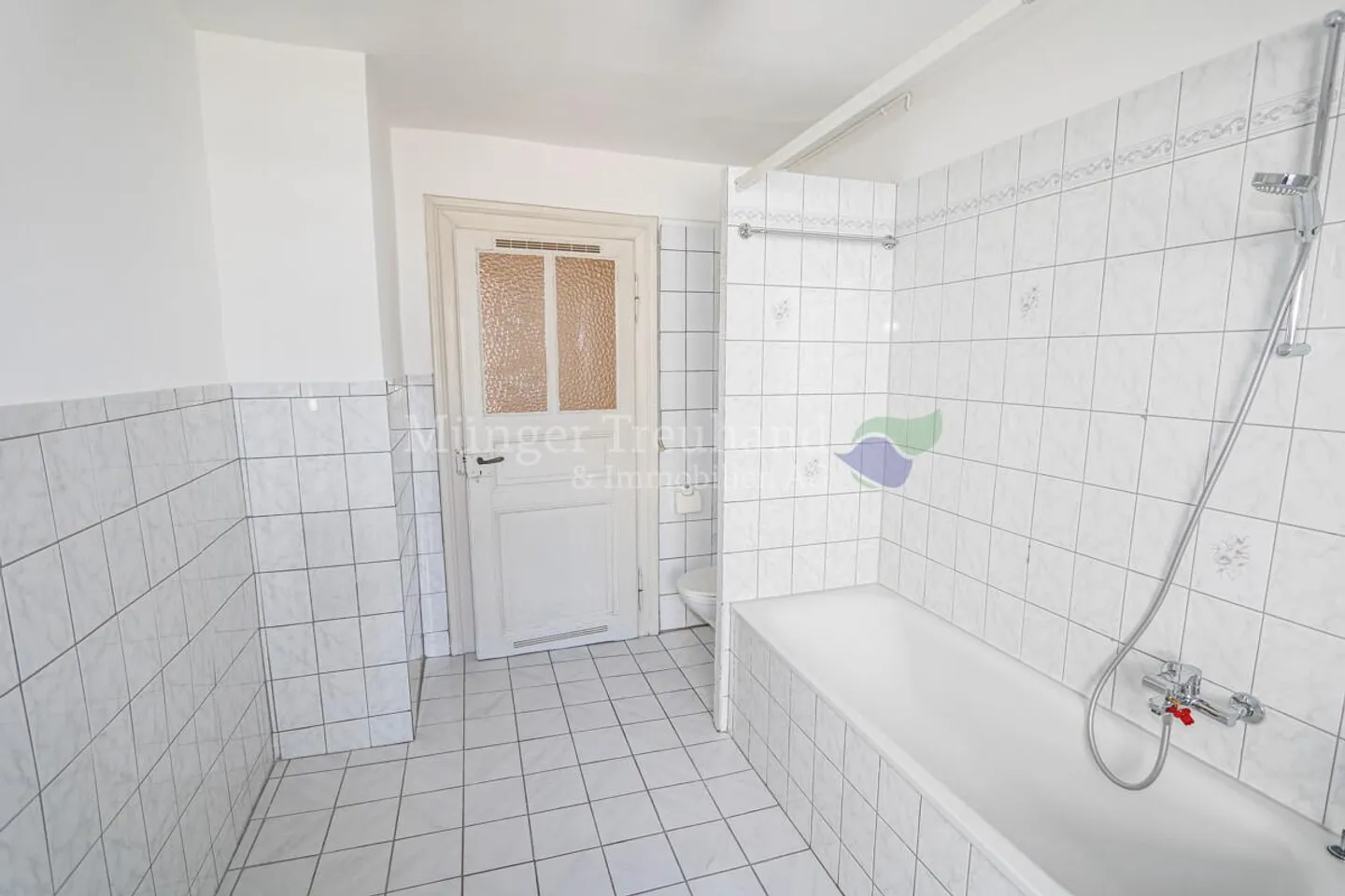 Charming 4-room attic apartment with balcony in Basel - Photo 9 of 10