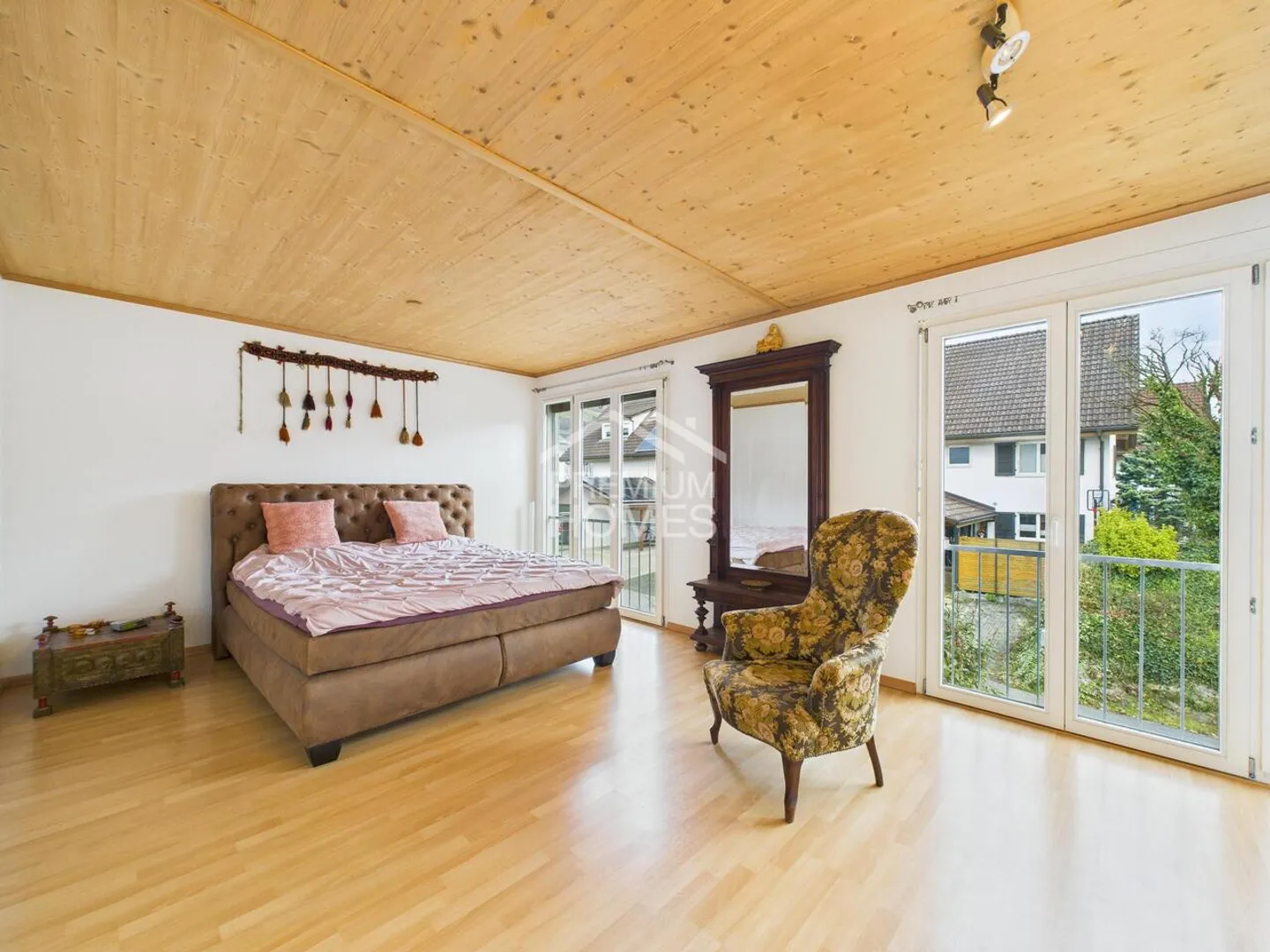 Low-maintenance living in a quiet environment - Photo 4 of 8