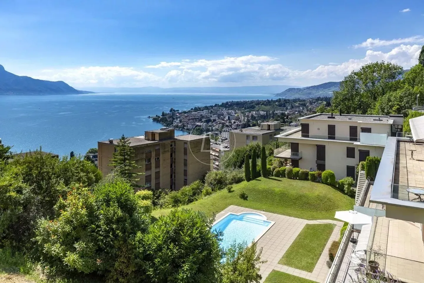 Stunning Penthouse with Lake View - Photo 14 of 14