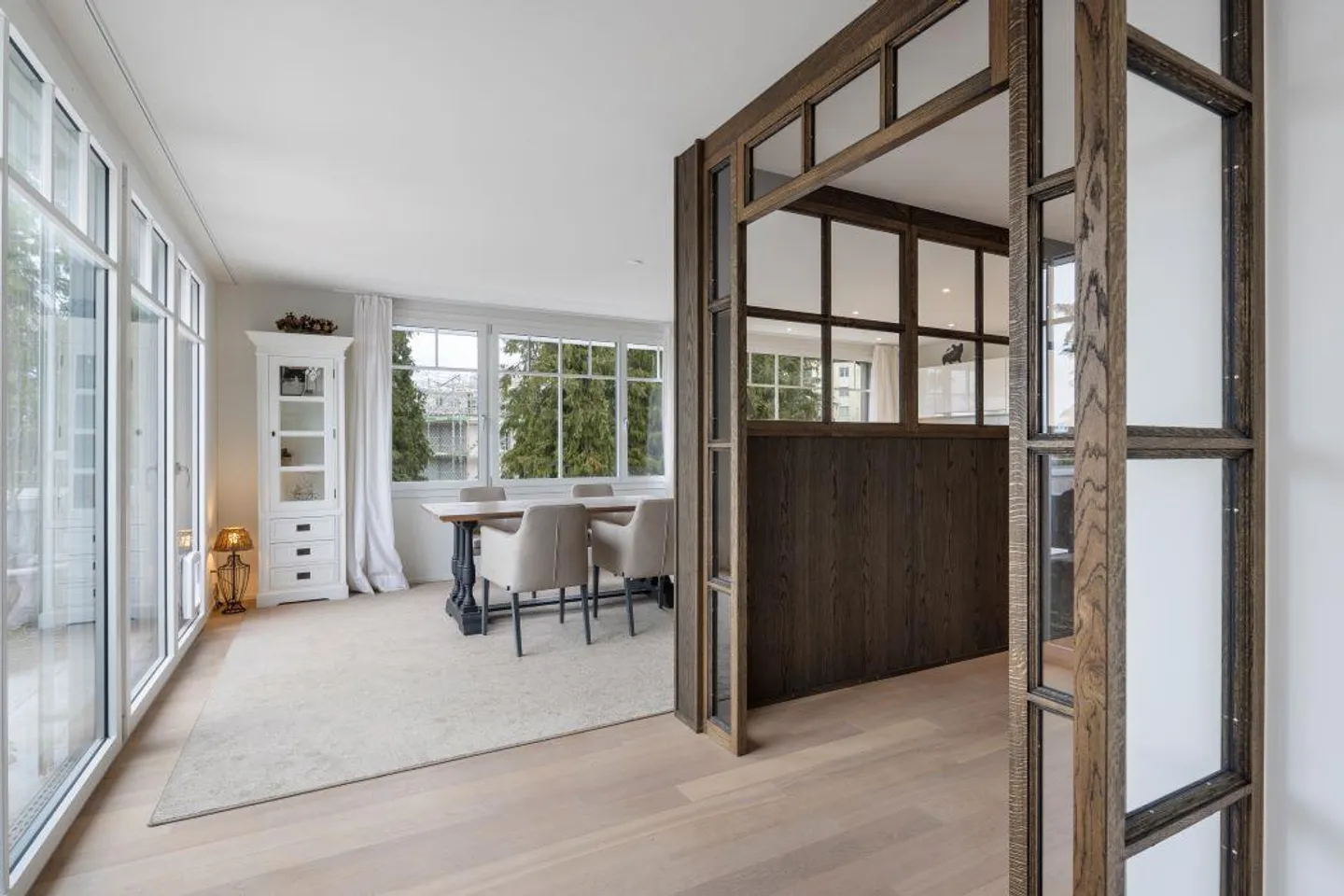 Grande appartement en penthouse avec terrasse sur le toit de 90 m2 dans le quartier Wesemlin - Photo 3 sur 20