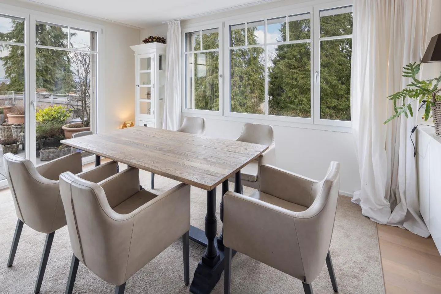 Grande appartement en penthouse avec terrasse sur le toit de 90 m2 dans le quartier Wesemlin - Photo 5 sur 20