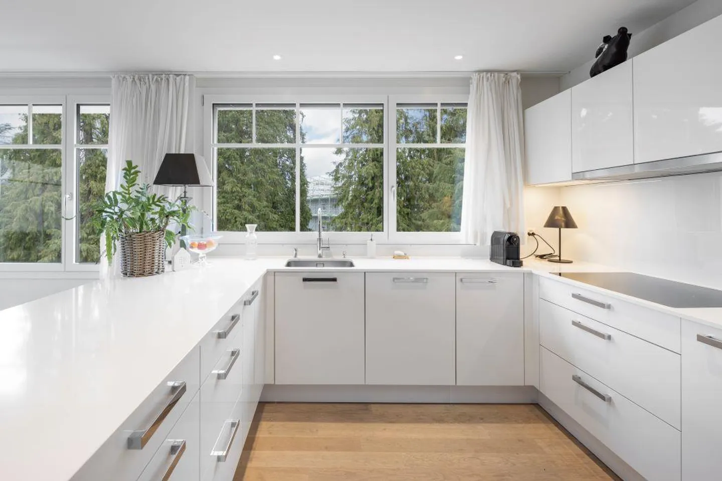Grande appartement en penthouse avec terrasse sur le toit de 90 m2 dans le quartier Wesemlin - Photo 8 sur 20