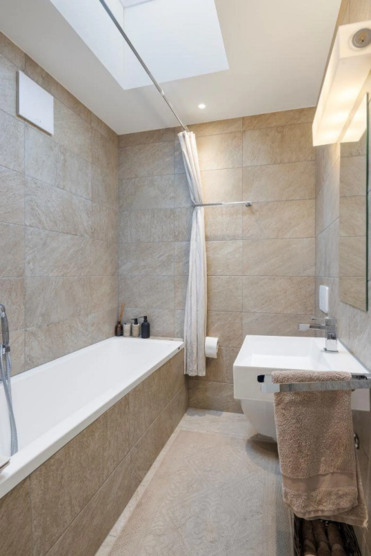 Grande appartement en penthouse avec terrasse sur le toit de 90 m2 dans le quartier Wesemlin - Photo 13 sur 20