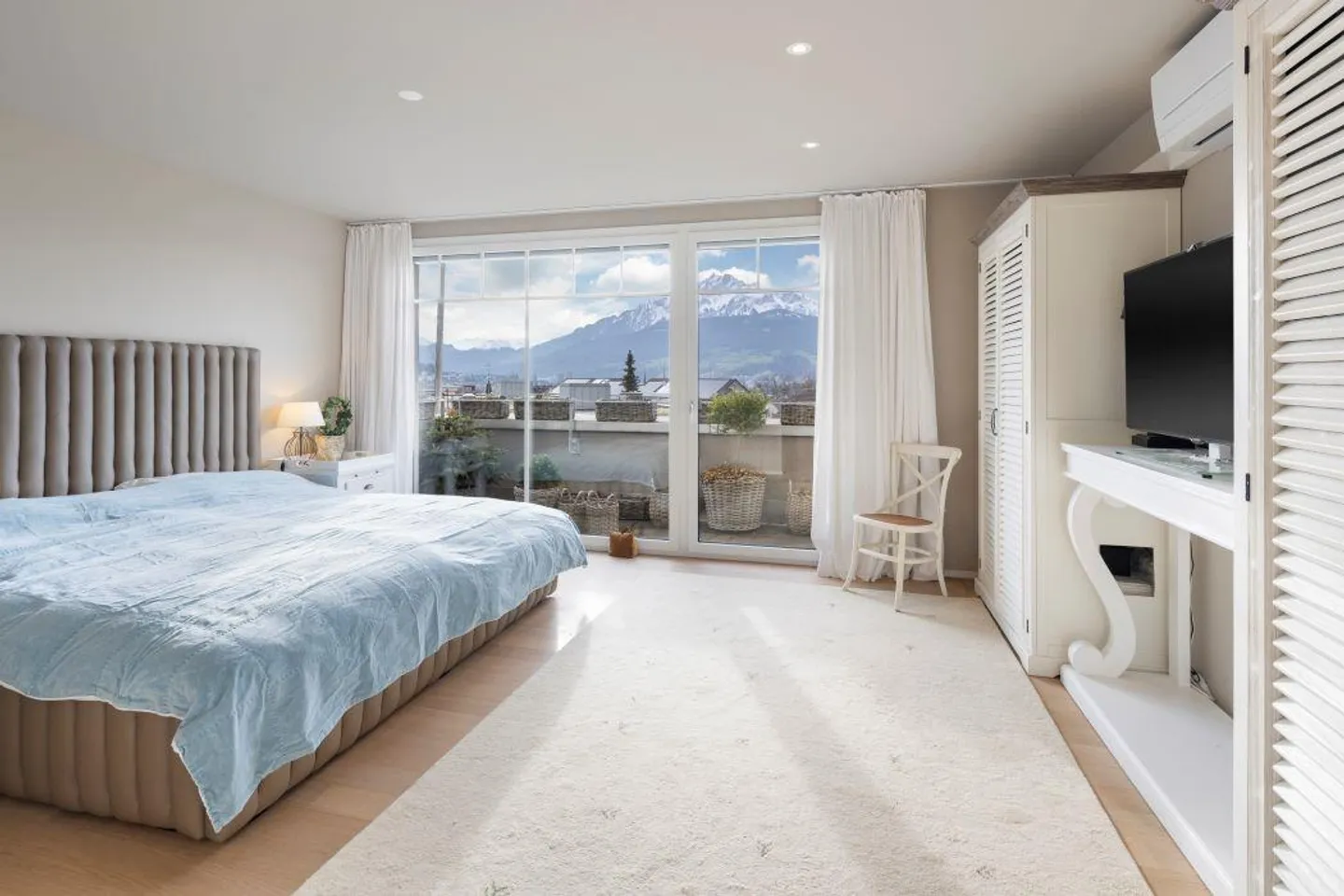 Grande appartement en penthouse avec terrasse sur le toit de 90 m2 dans le quartier Wesemlin - Photo 14 sur 20