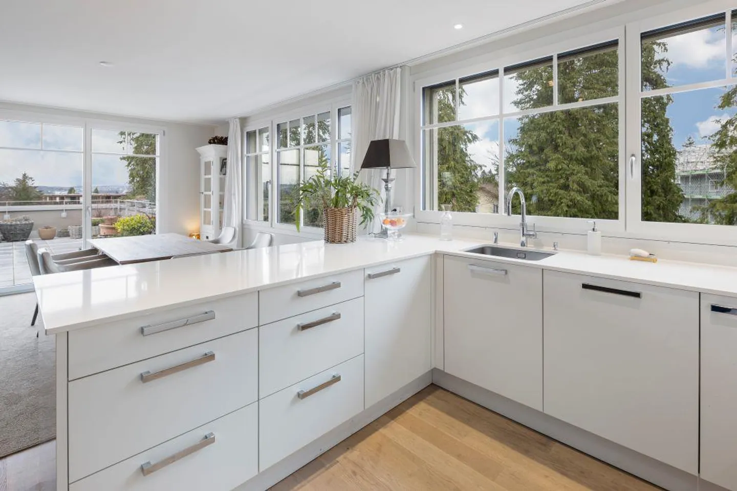 Grande appartement en penthouse avec terrasse sur le toit de 90 m2 dans le quartier Wesemlin - Photo 9 sur 20