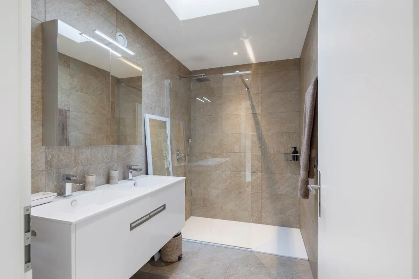Grande appartement en penthouse avec terrasse sur le toit de 90 m2 dans le quartier Wesemlin - Photo 12 sur 20
