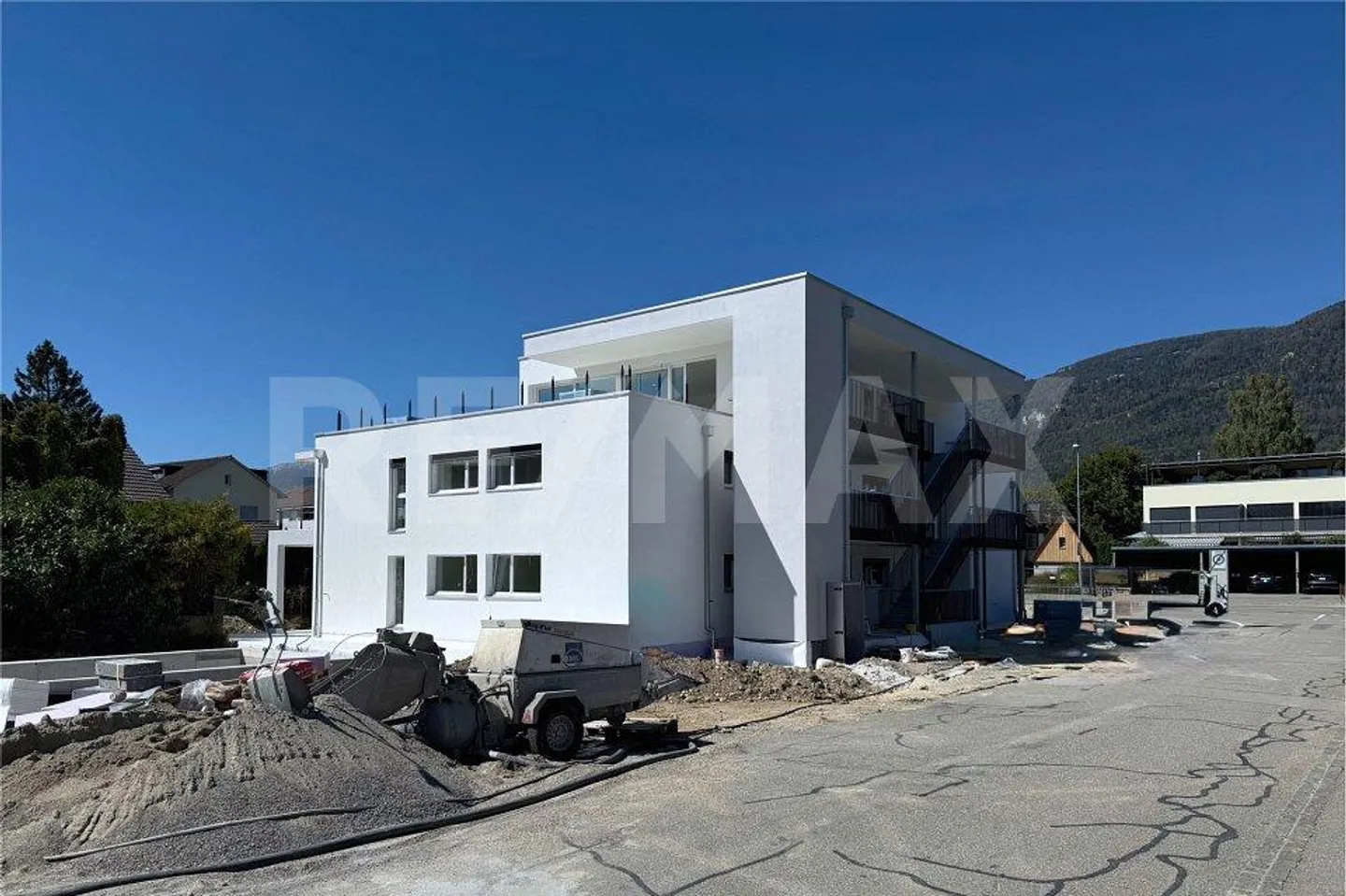 Nouvelle construction, située au calme, beaucoup de soleil et aménagement intérieur personnalisable (en construction) - Photo 1 sur 13