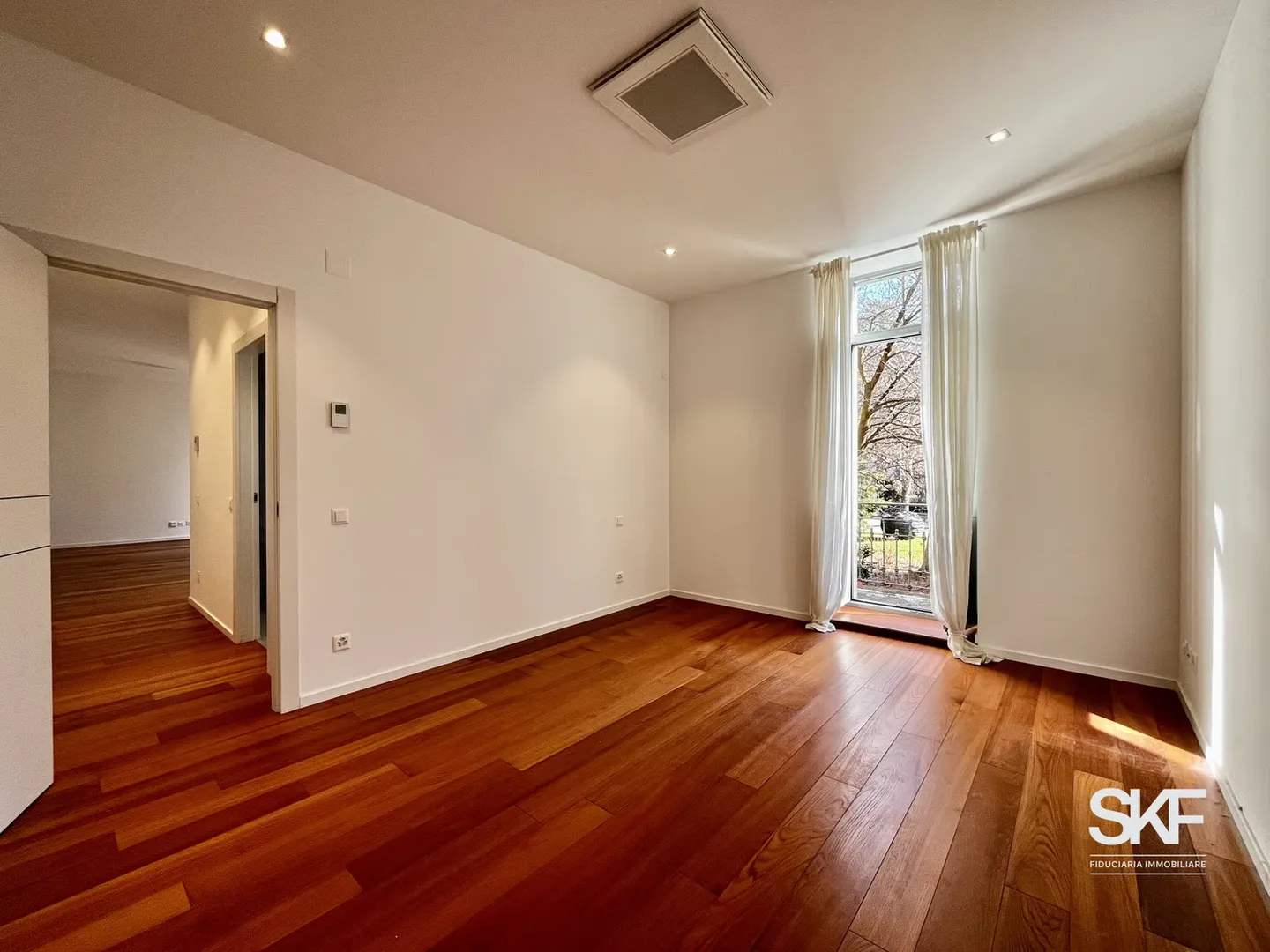 LUGANO - FOR SALE SPACIOUS AND EXCLUSIVE 2.5 ROOMS - Photo 6 of 9