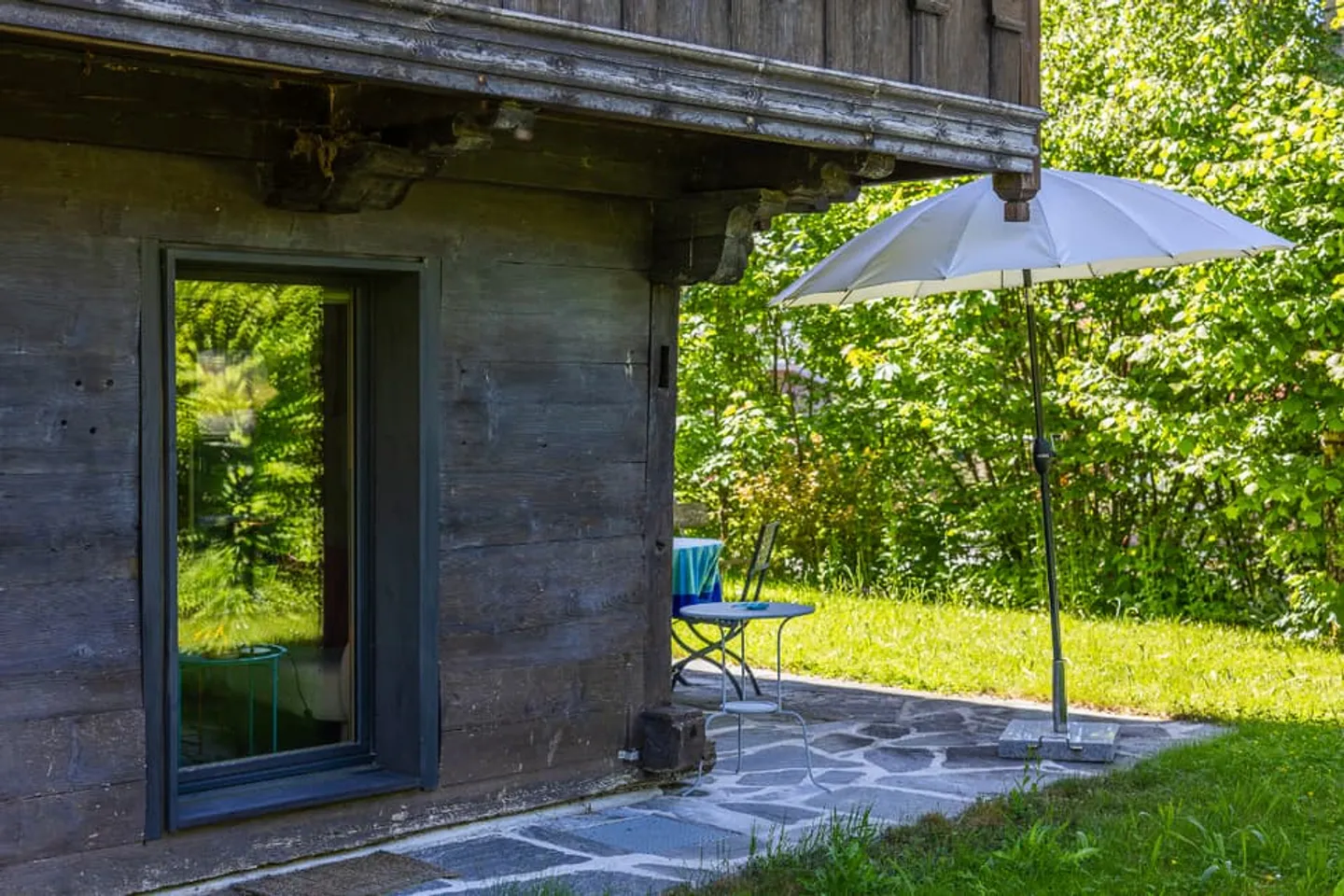 Propriété de caractère : grenier rénové avec jardin arboré - Photo 1 sur 13
