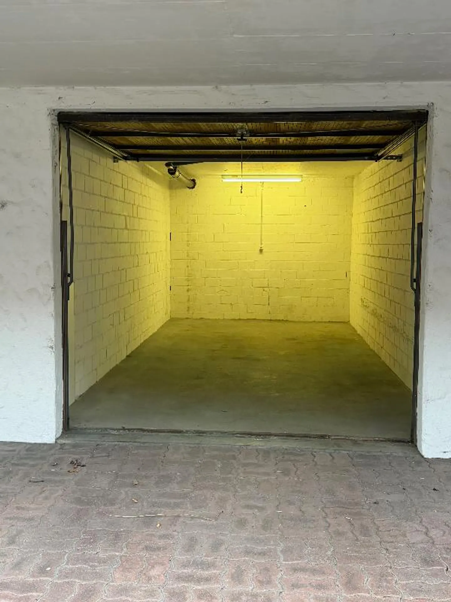 Single Garage Large - Photo 1 of 2