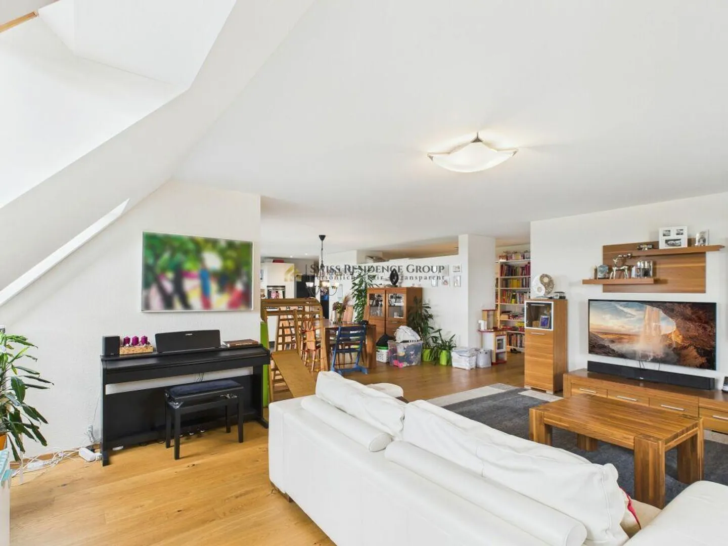 Family-friendly 4.5-room Minergie apartment with panoramic views, comfort, and attractive tax situation - Photo 3 of 16