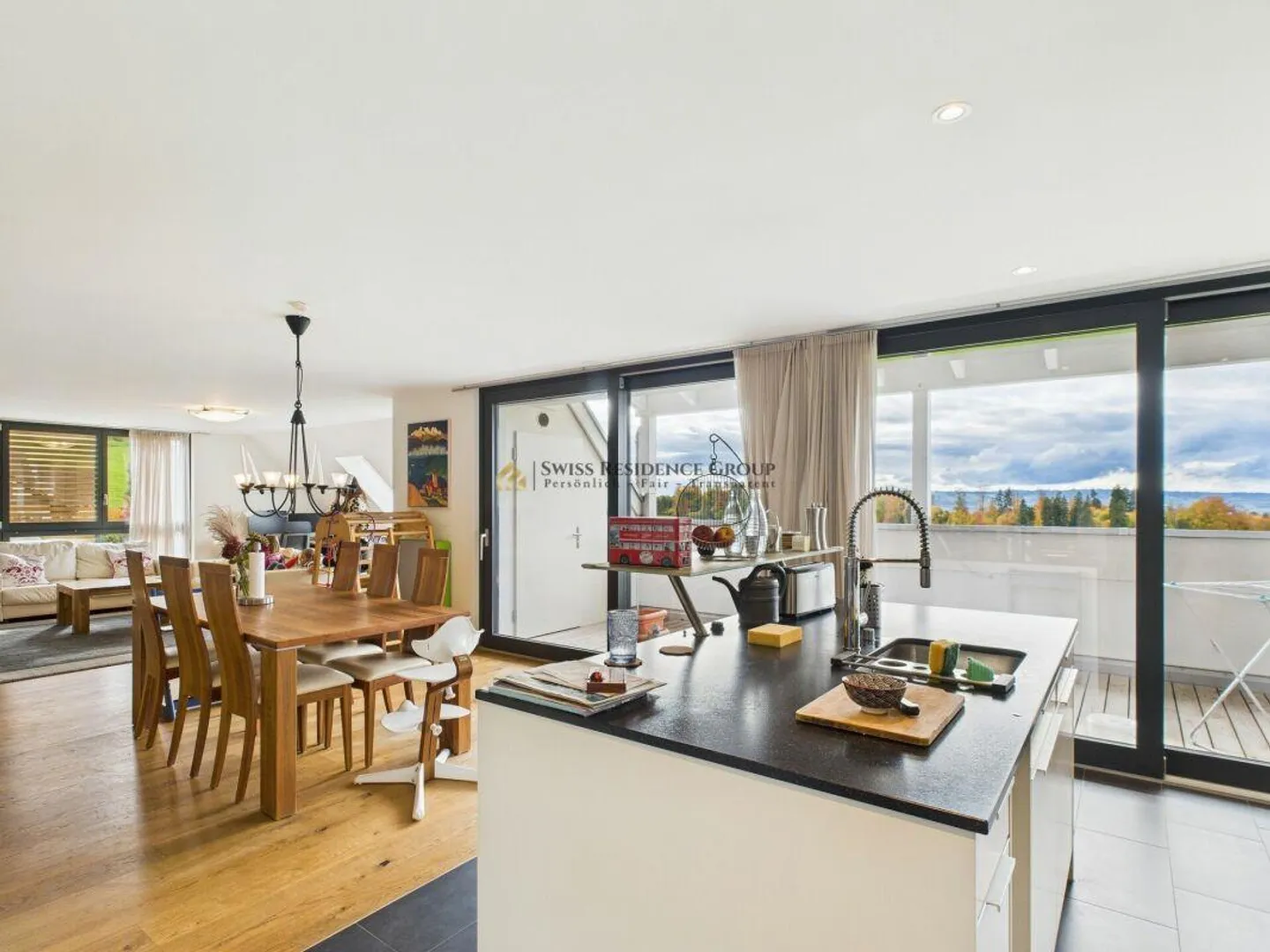 Family-friendly 4.5-room Minergie apartment with panoramic views, comfort, and attractive tax situation - Photo 4 of 16