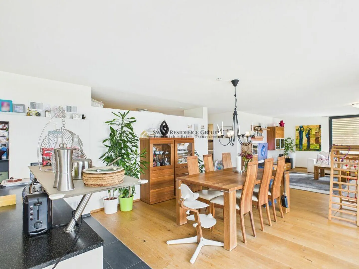 Family-friendly 4.5-room Minergie apartment with panoramic views, comfort, and attractive tax situation - Photo 5 of 16