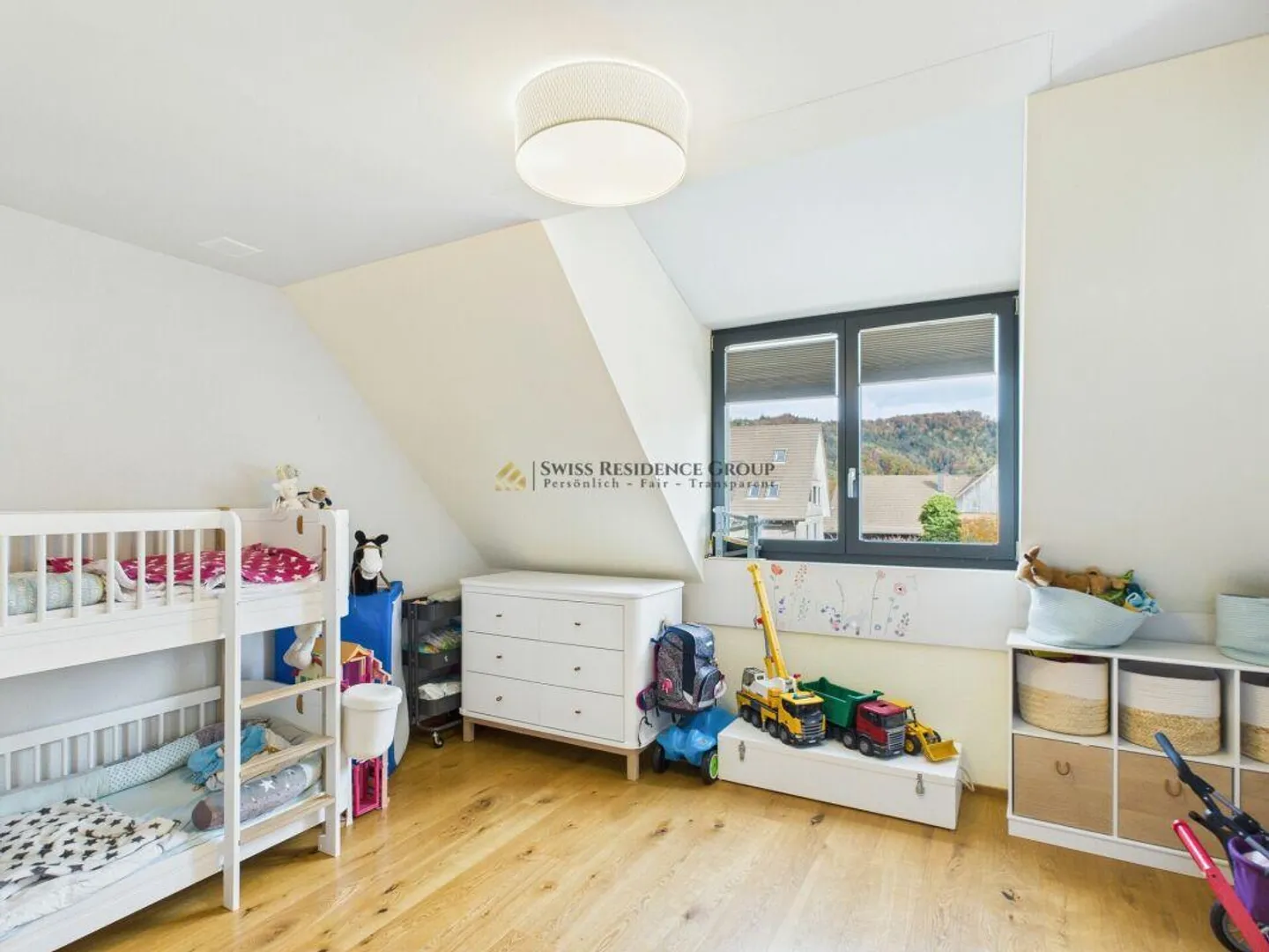 Family-friendly 4.5-room Minergie apartment with panoramic views, comfort, and attractive tax situation - Photo 11 of 16