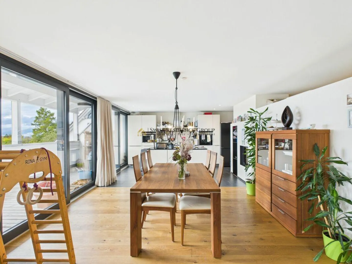 Family-friendly 4.5-room Minergie apartment with panoramic views, comfort, and attractive tax situation - Photo 6 of 16