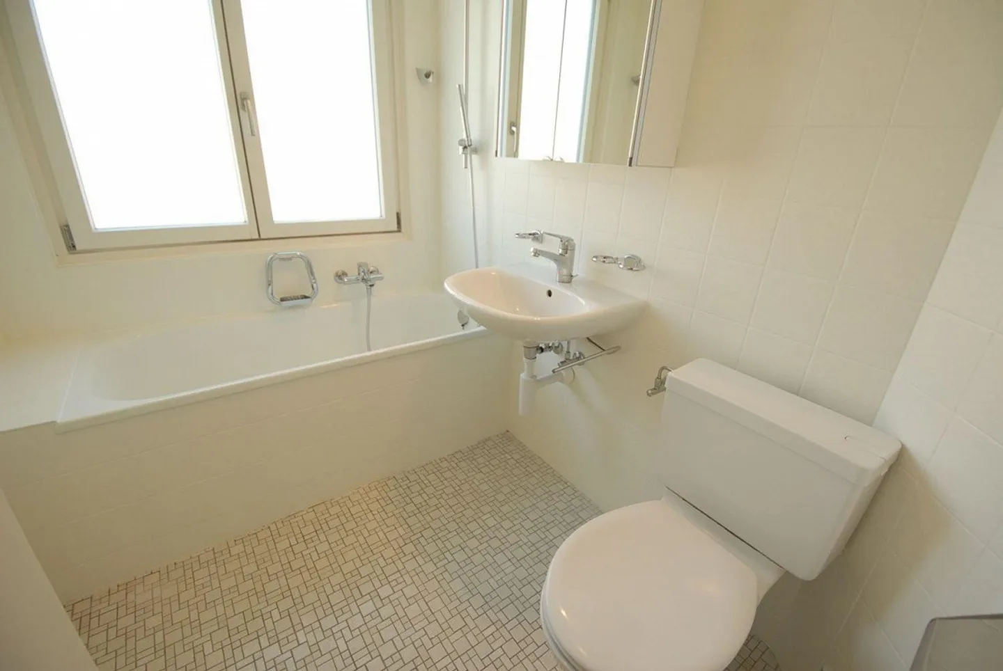 Large, detached single-family house in a quiet location - Photo 1 of 13