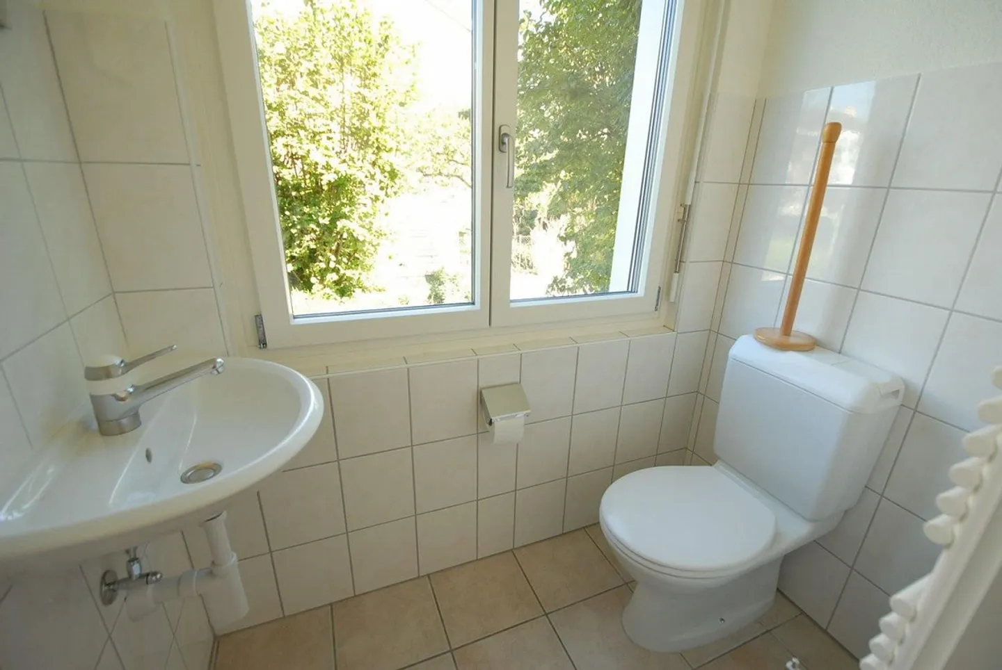 Large, detached single-family house in a quiet location - Photo 2 of 13