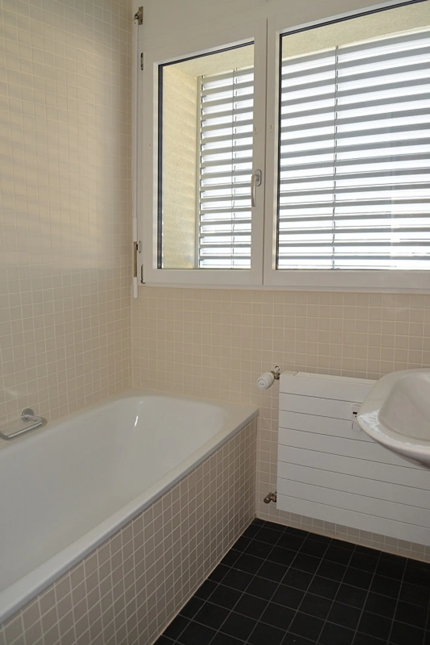 Appartement penthouse moderne de 4,5 pièces avec terrasse sur le toit d'environ 103m² - Photo 8 sur 14