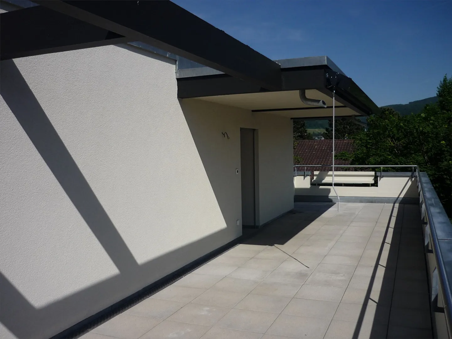 Appartement penthouse moderne de 4,5 pièces avec terrasse sur le toit d'environ 103m² - Photo 10 sur 14