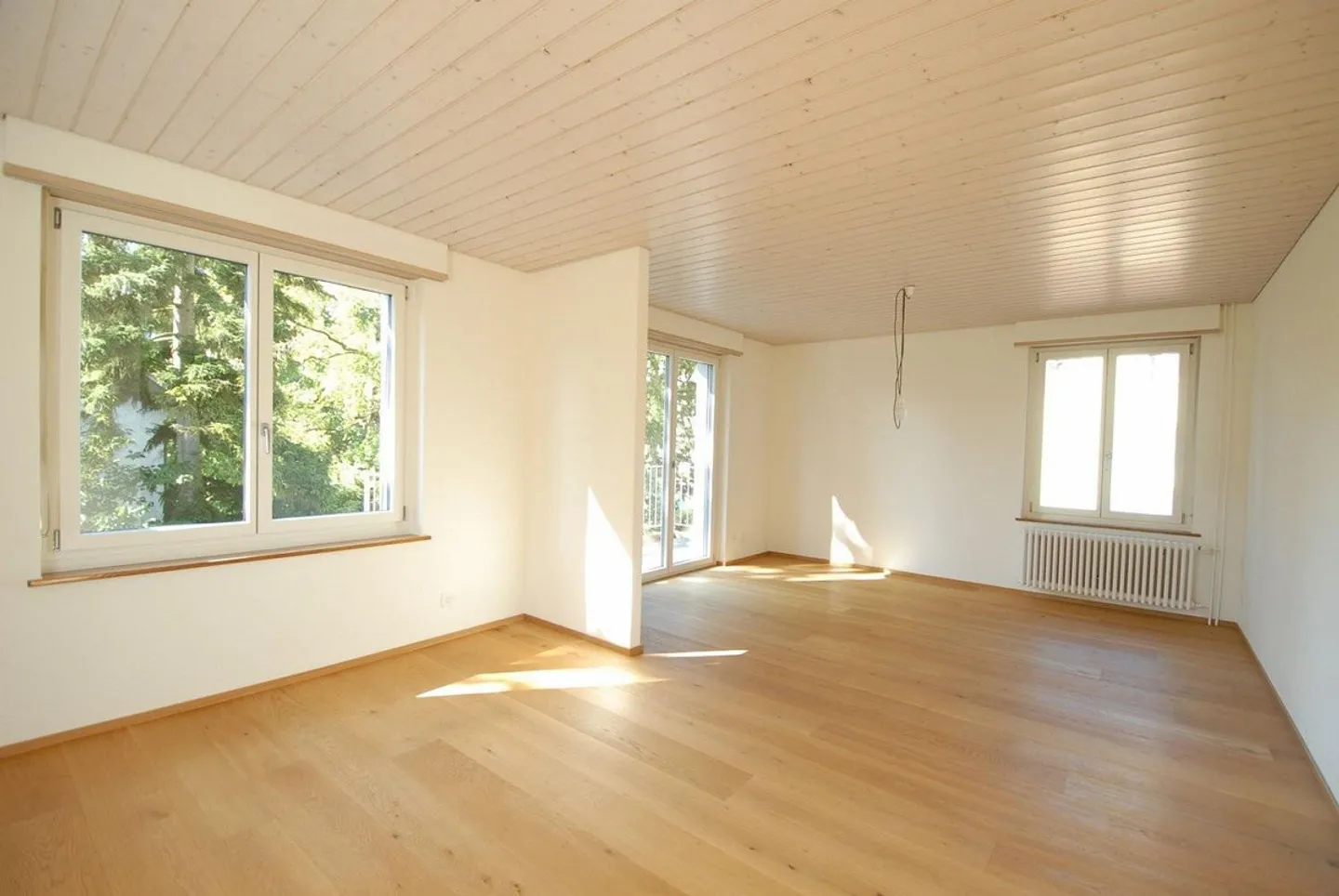 Large, detached single-family house in a quiet location - Photo 4 of 13