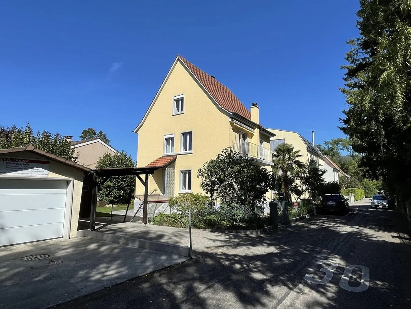 Large, detached single-family house in a quiet location - Photo 5 of 13