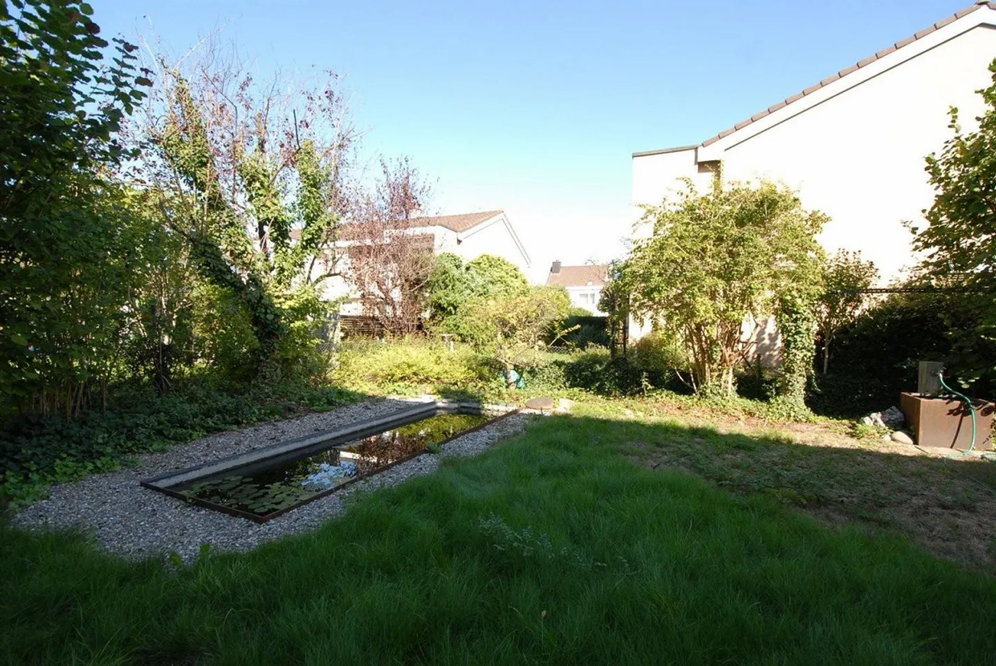 Large, detached single-family house in a quiet location - Photo 3 of 13