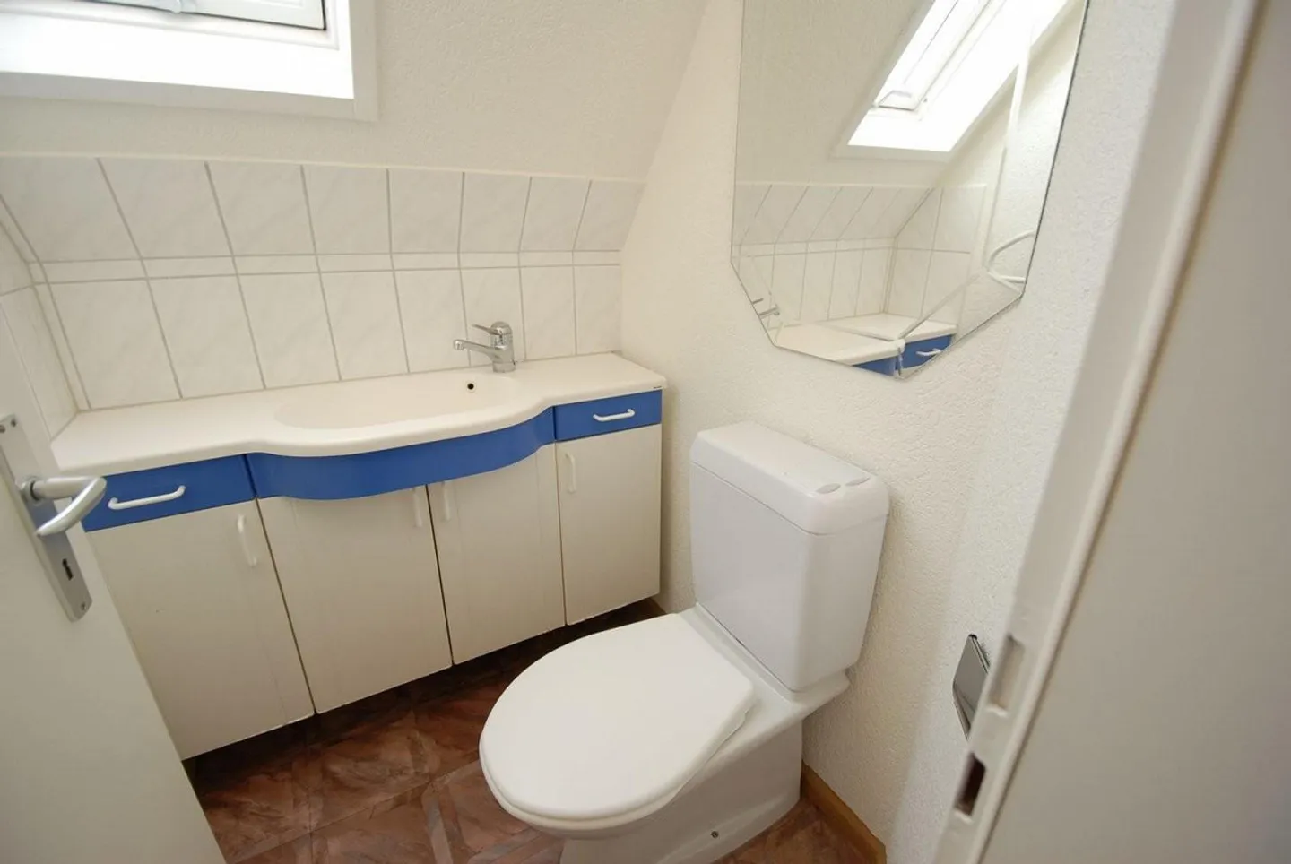 Large, detached single-family house in a quiet location - Photo 9 of 13
