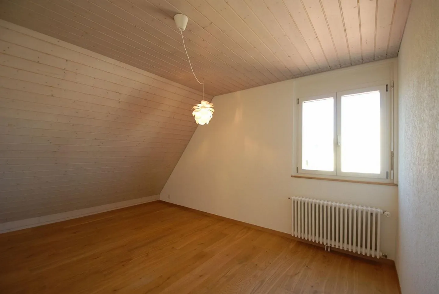 Large, detached single-family house in a quiet location - Photo 12 of 13