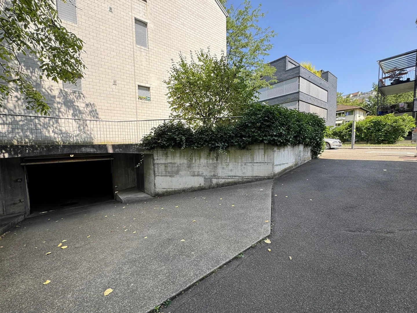 Einstellplätze an der Hardeggstrasse 17-23 zu Vermieten - Foto 2 von 3
