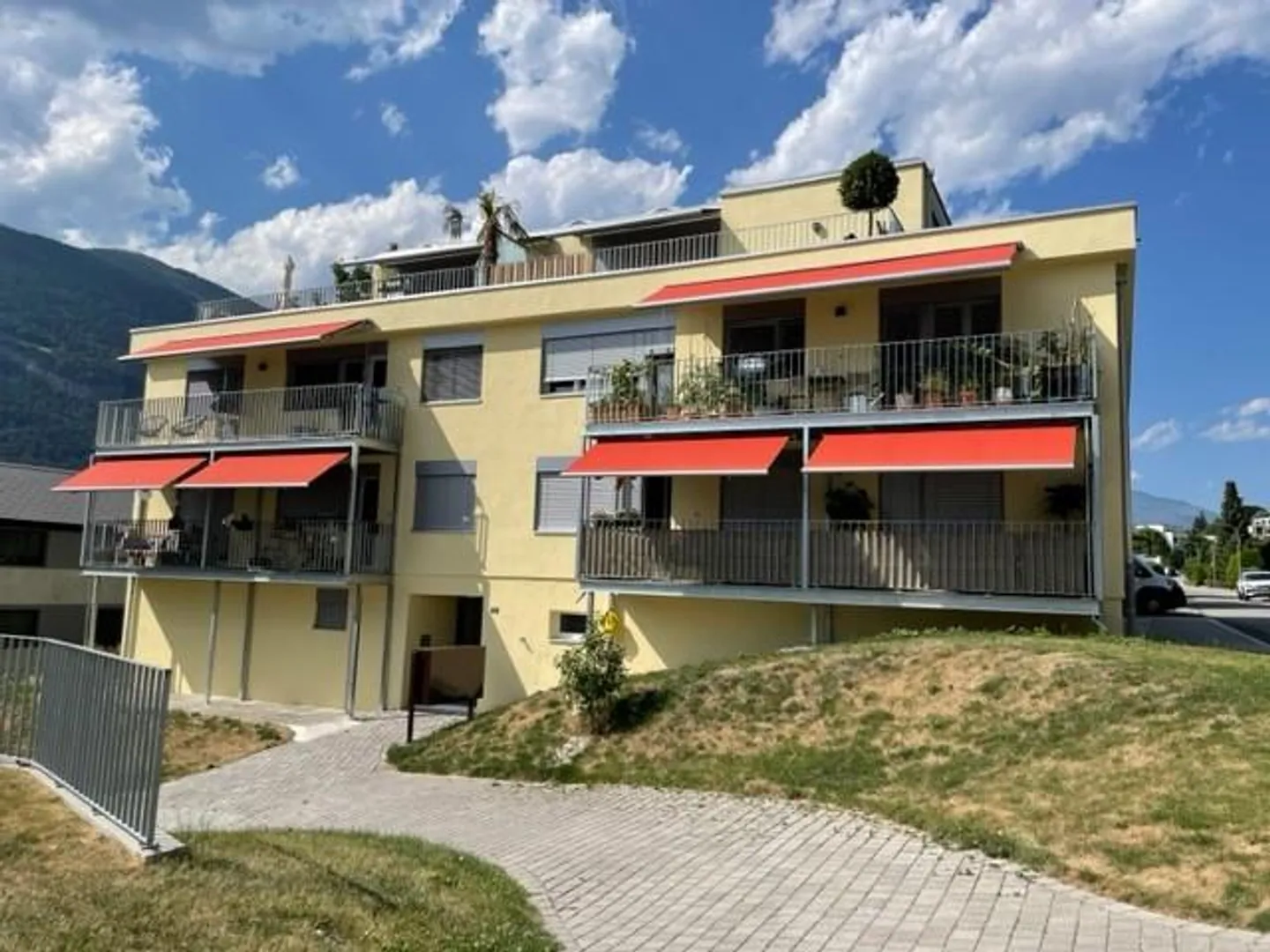 Fully renovated 3.5 room apartment (Type G) - Photo 1 of 5