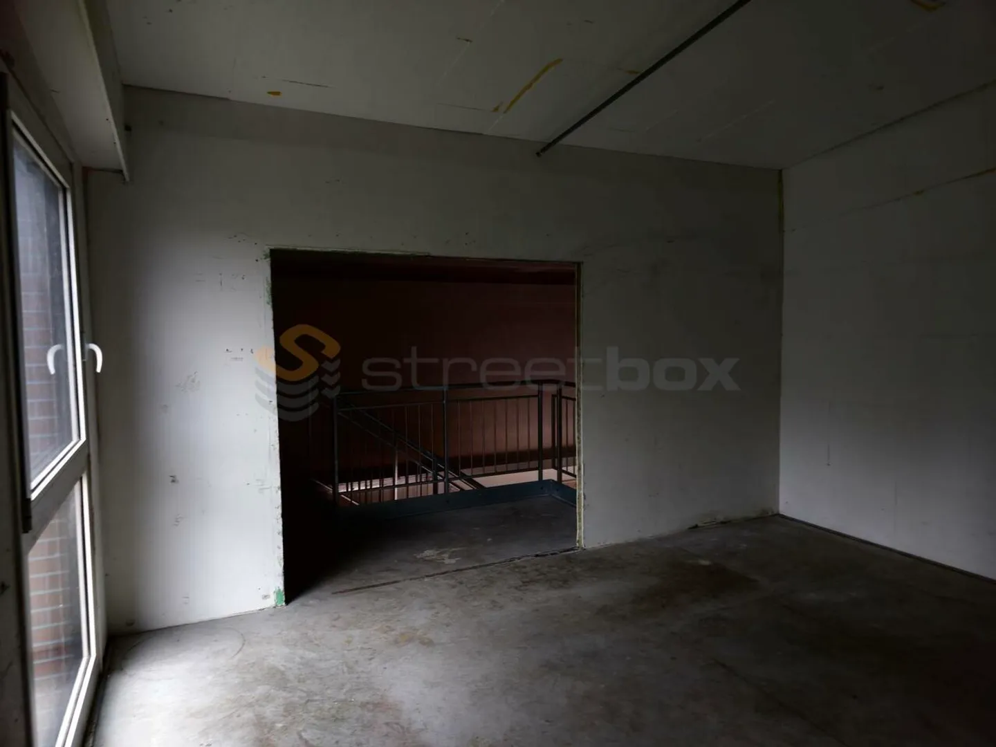 Streetbox of 68 m2 very well located, bright! with WC and sink room - Photo 5 of 5