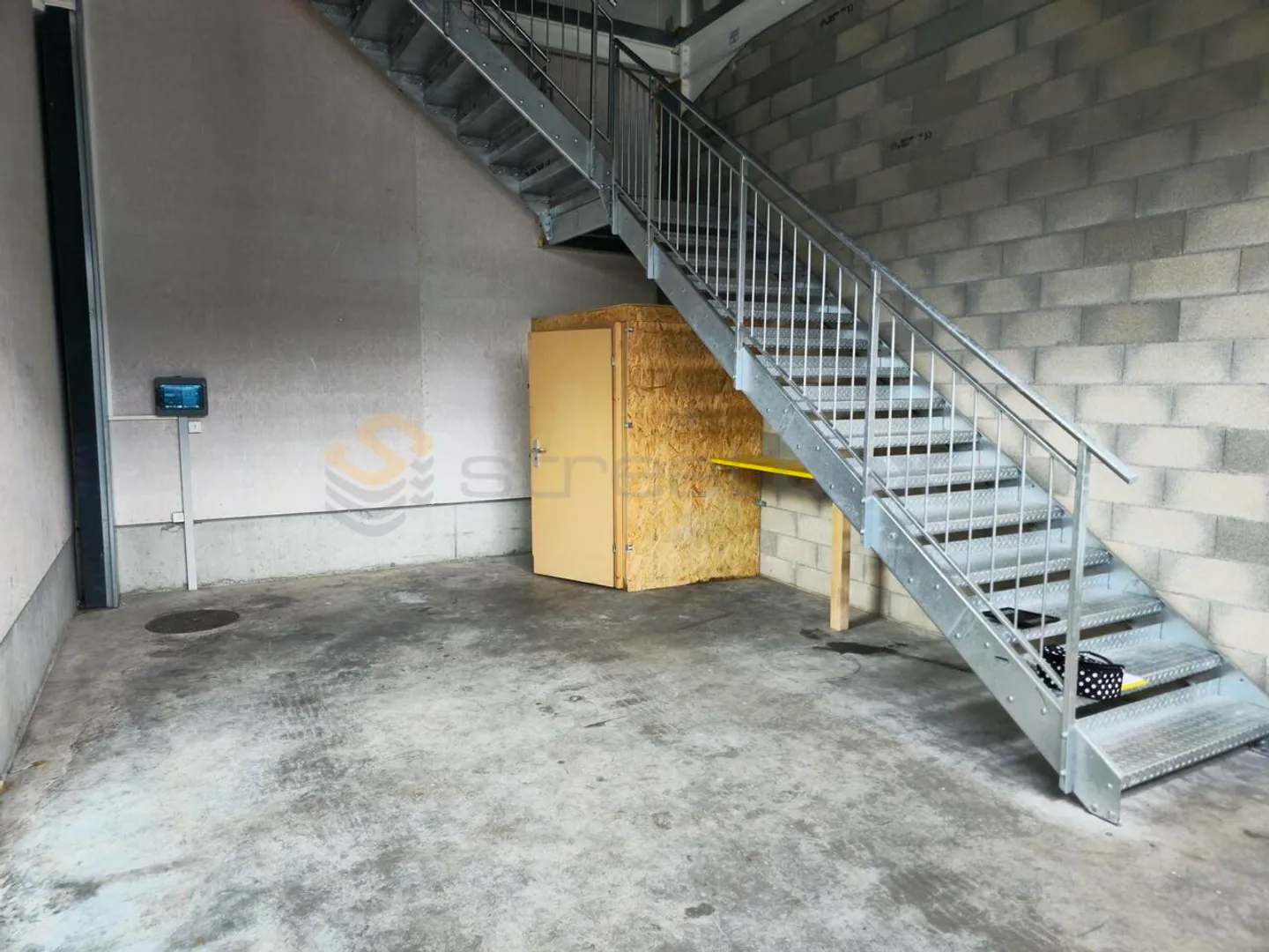 Streetbox of 68 m2 very well located, bright! with WC and sink room - Photo 3 of 5