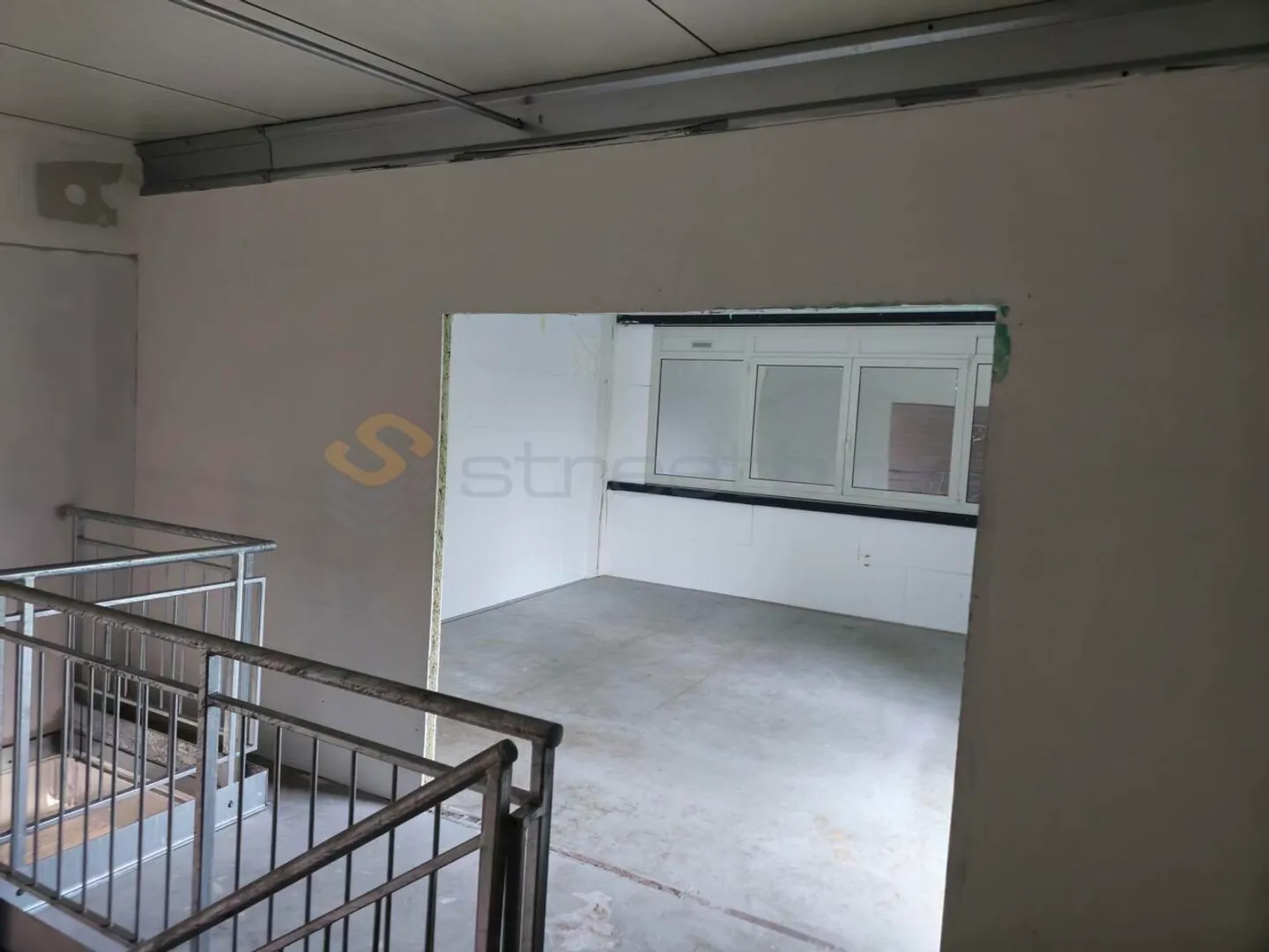 Streetbox of 68 m2 very well located, bright! with WC and sink room - Photo 4 of 5