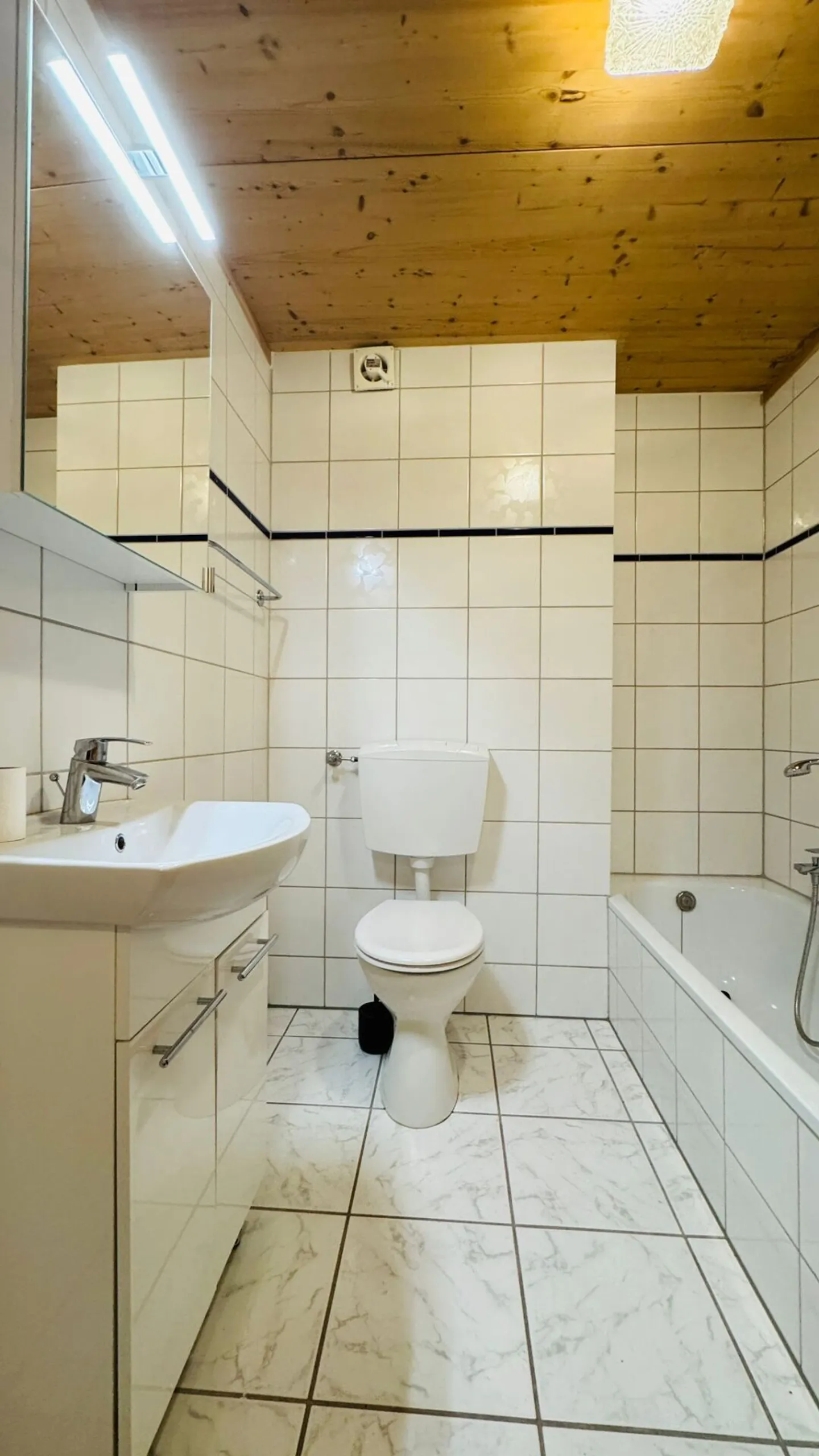 Bright 3.5-room maisonette apartment on two floors with 2 bathrooms and parking space - Photo 4 of 6