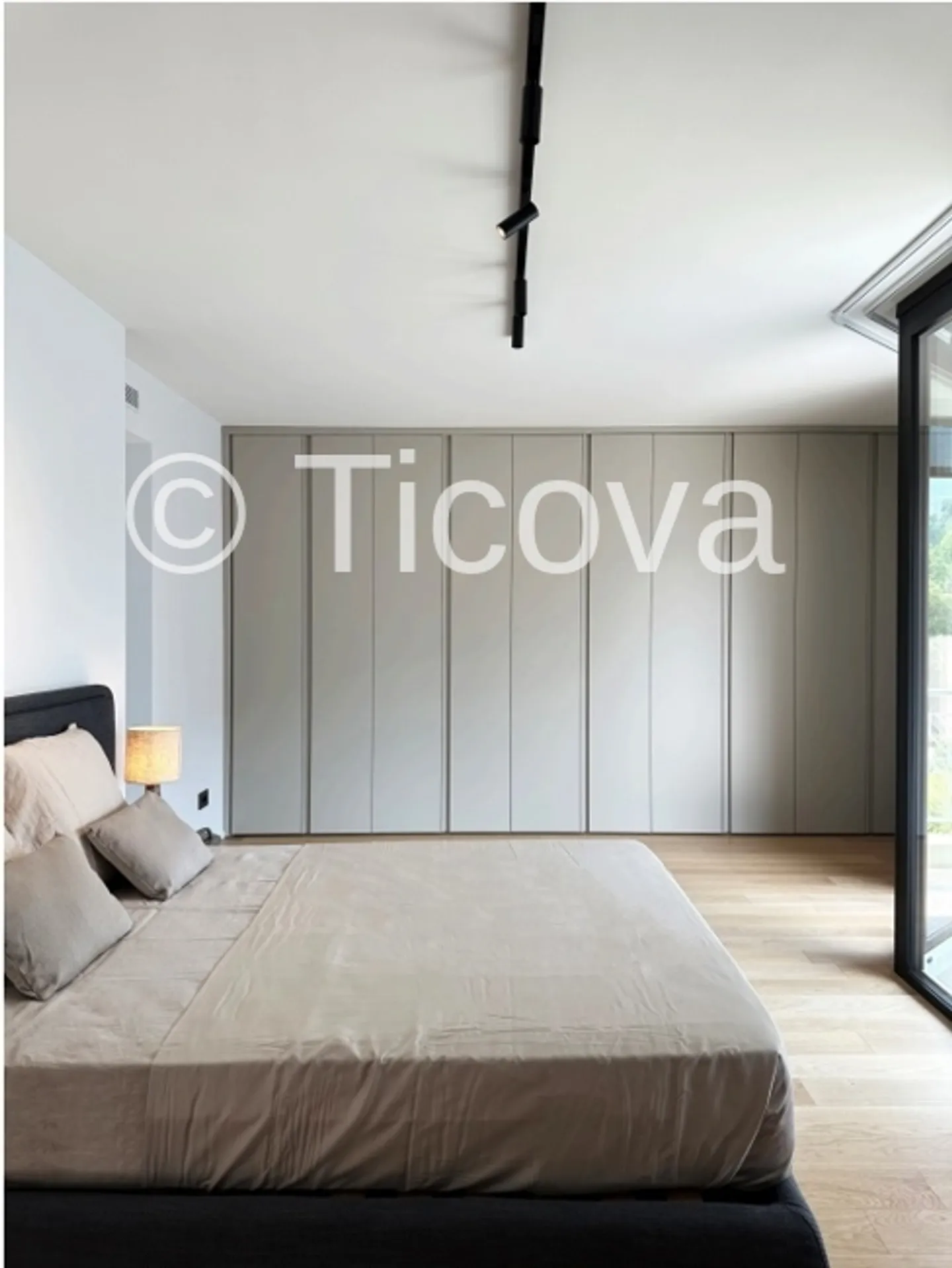 Luxury Duplex Attic - Photo 9 of 19