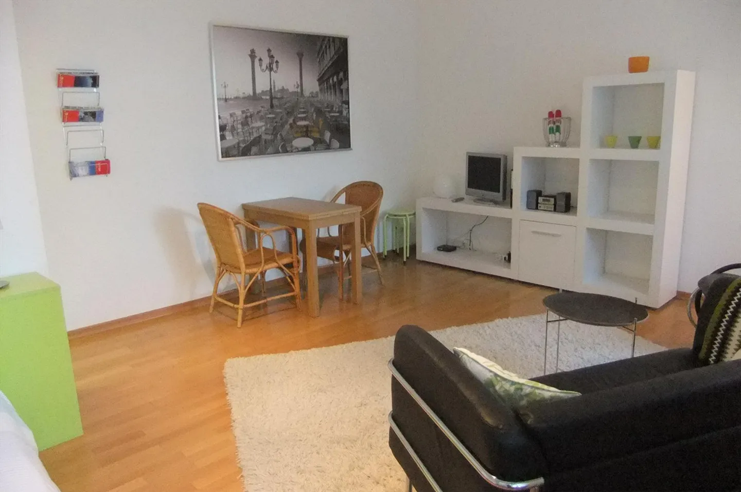 Zentral gelegenes möbliertes Apartment - Foto 2 von 8