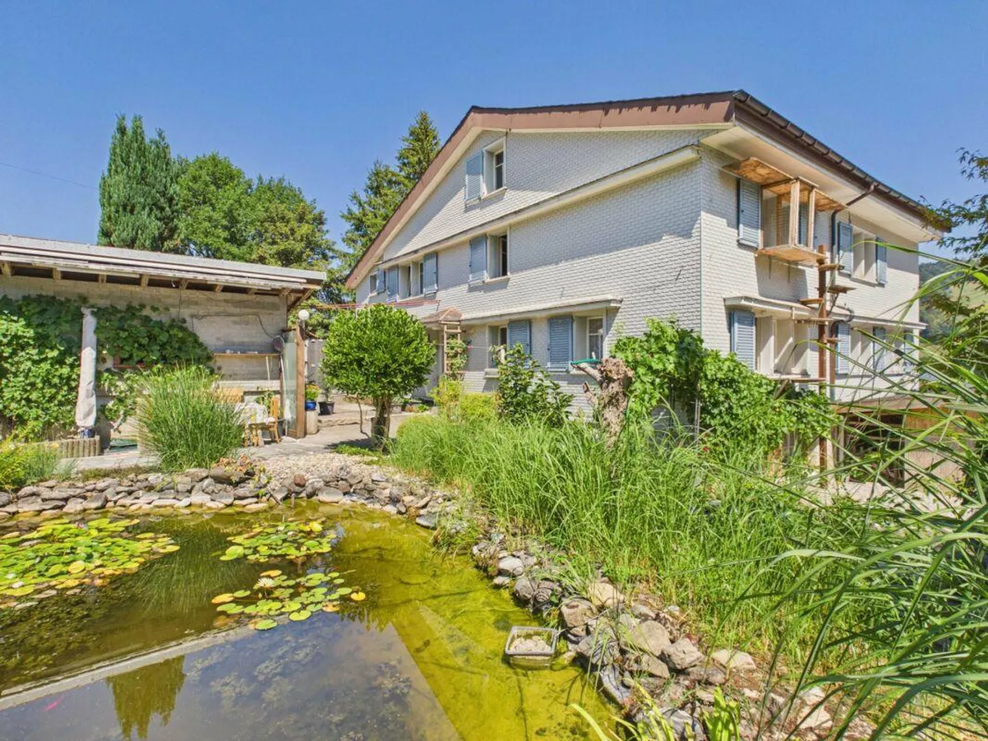 Maison résidentielle avec grand biotope, garage et deux bâtiments polyvalents - Photo 1 sur 15