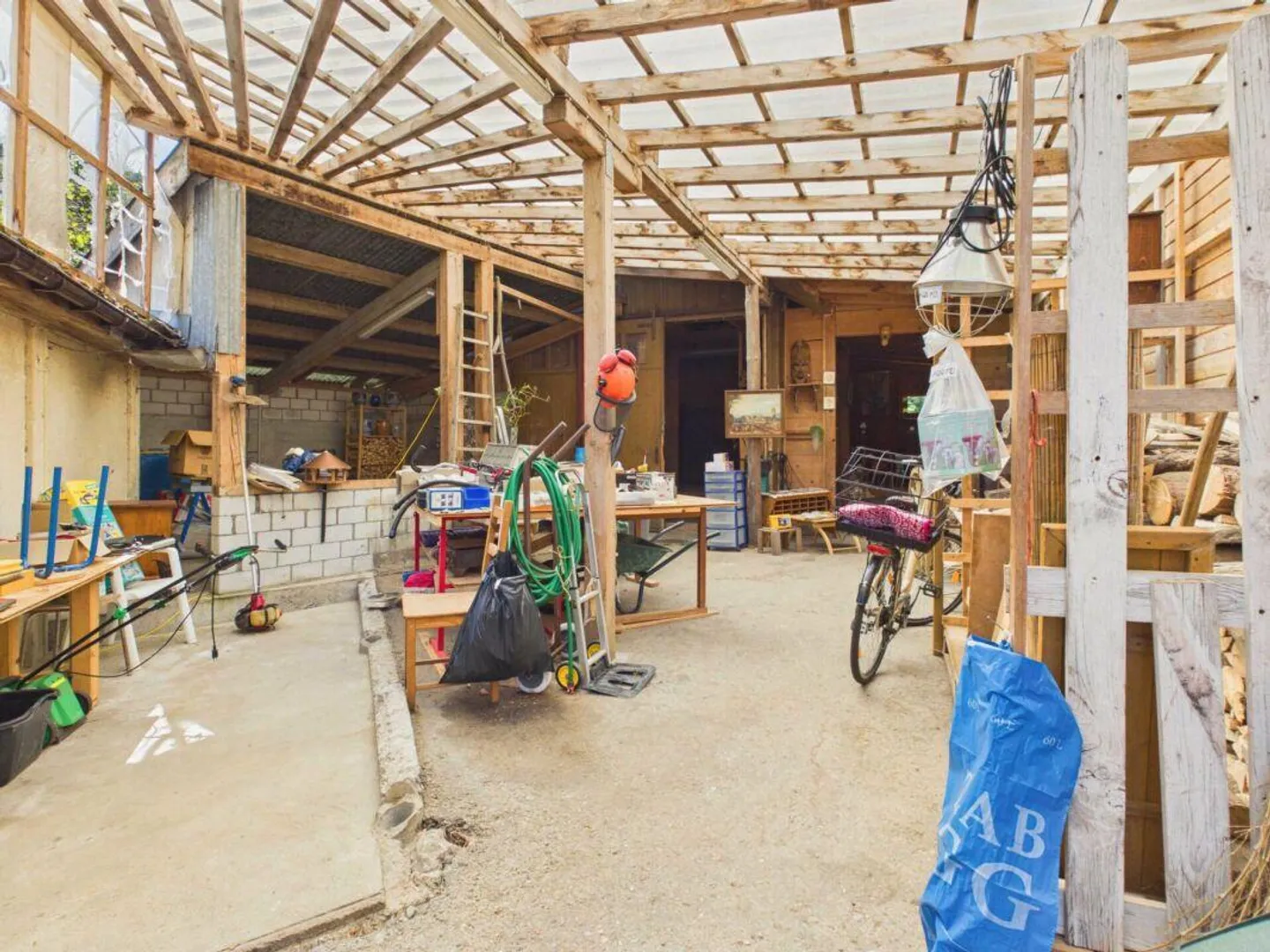 Maison résidentielle avec grand biotope, garage et deux bâtiments polyvalents - Photo 15 sur 15