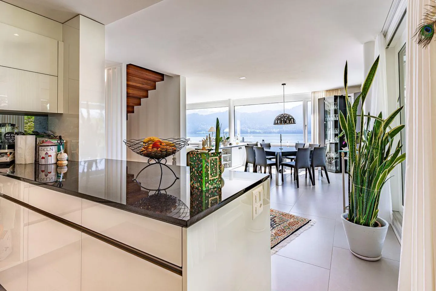 Oasis de bien-être avec un panorama phénoménal sur le lac et les montagnes - Photo 2 sur 6