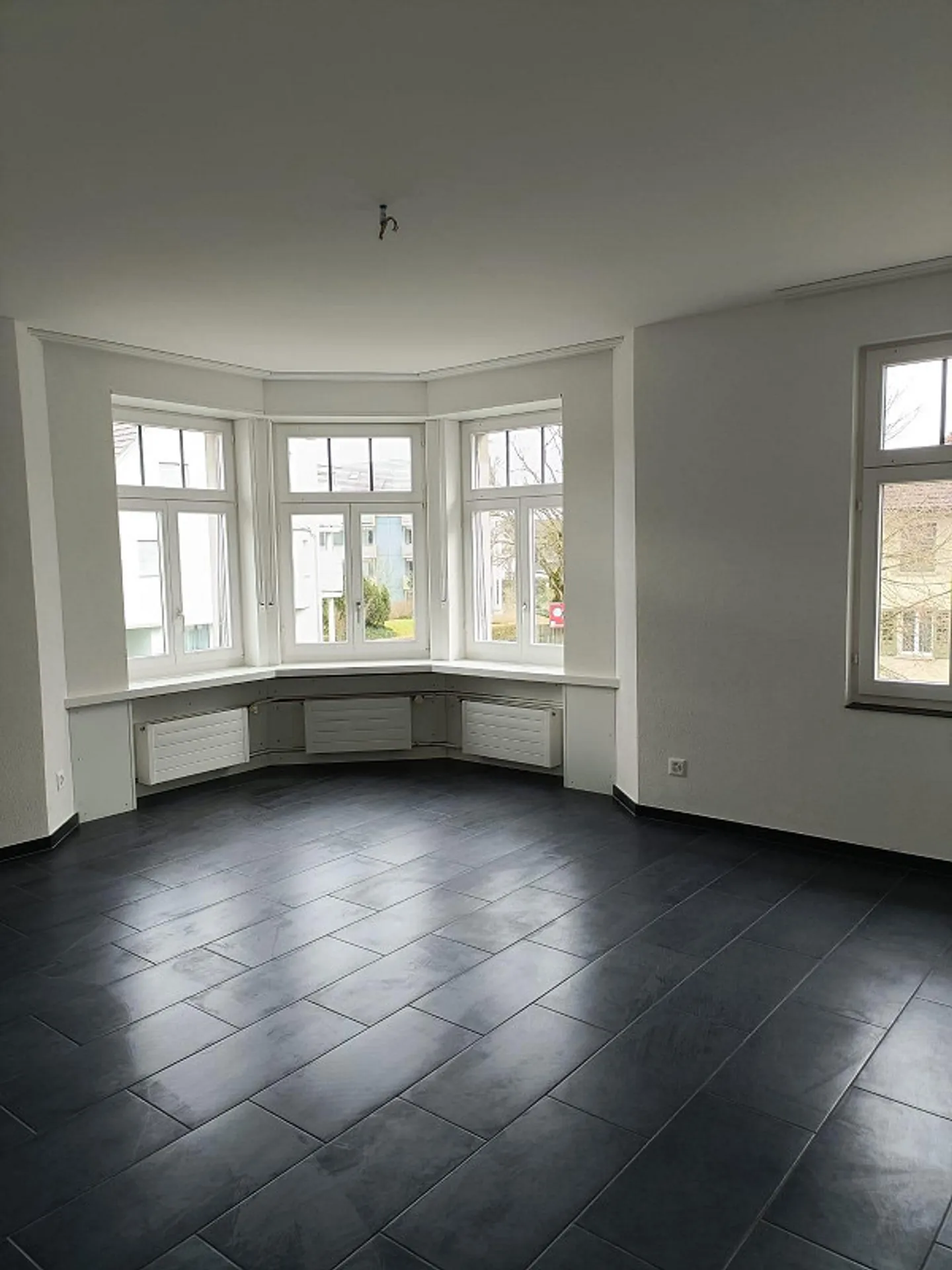 Appartamento di 4,5 locali, spazioso e appena ristrutturato con ampia terrazza - Foto 1 di 6