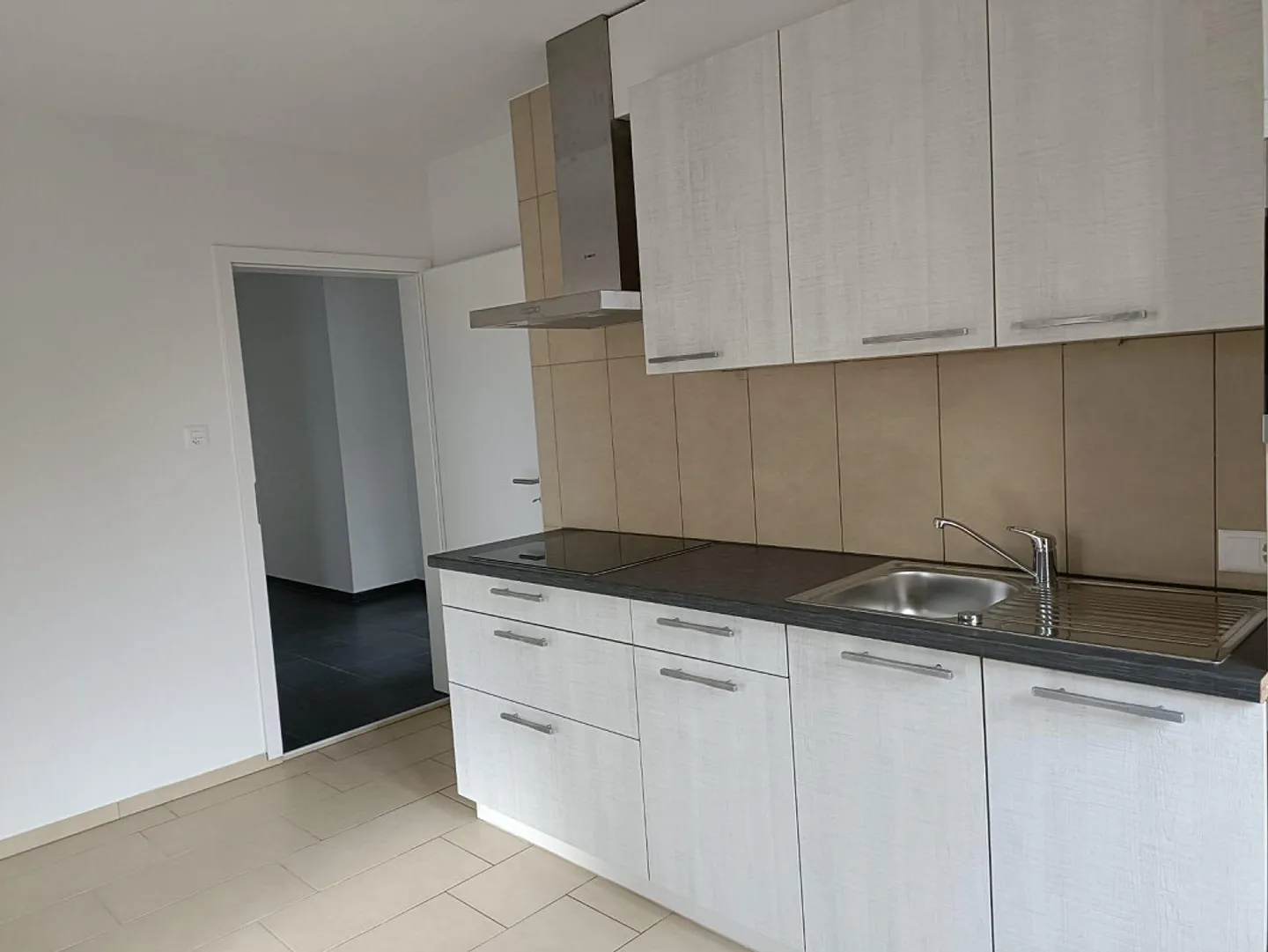 Appartamento di 4,5 locali, spazioso e appena ristrutturato con ampia terrazza - Foto 4 di 6