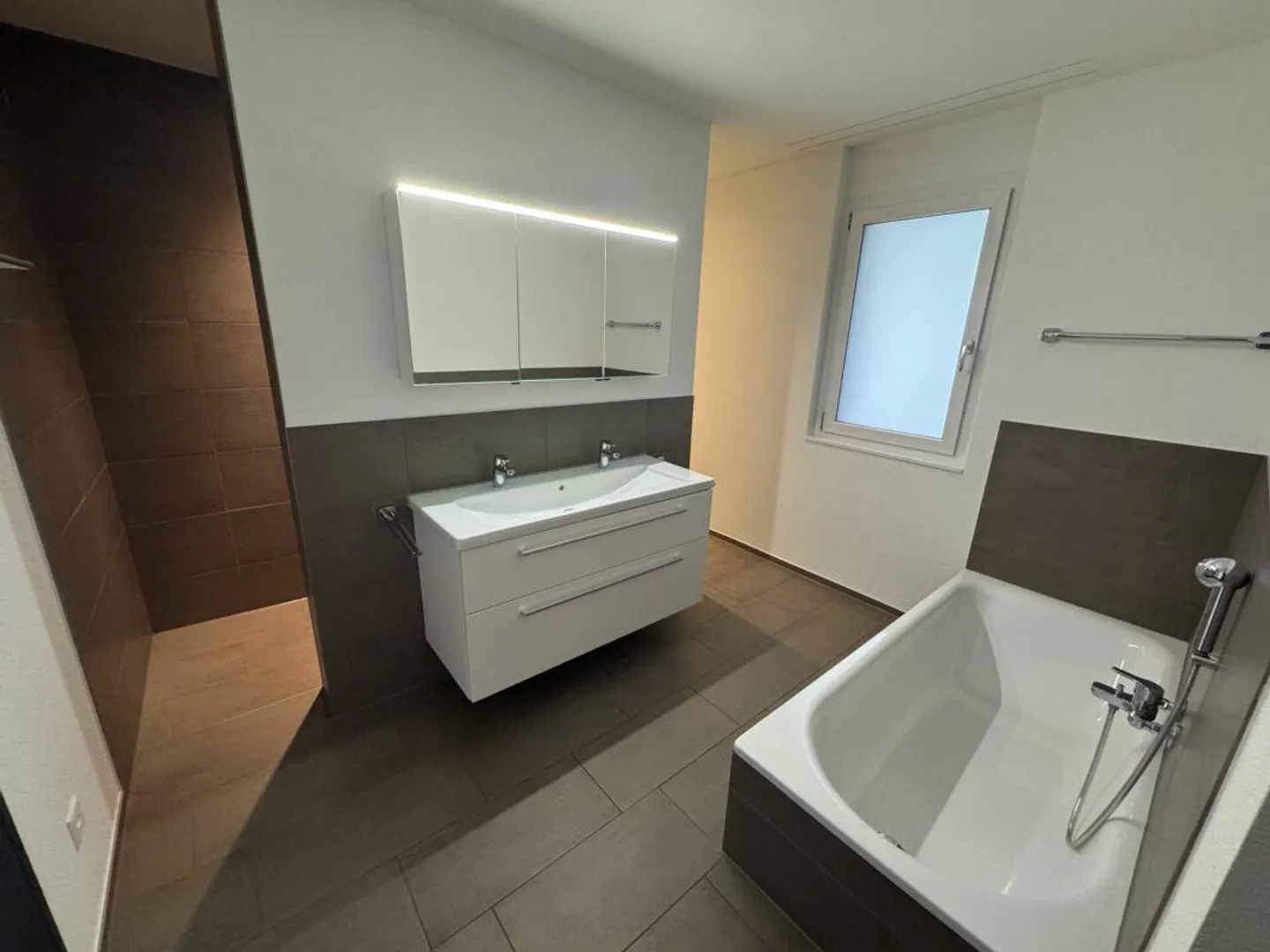 *moderne 4 1/2-Zimmerwohnung im 2. Stock* - Foto 8 von 14