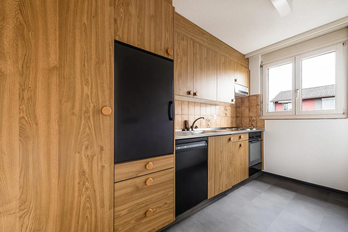 Charming Apartment in Central Location - Photo 2 of 8