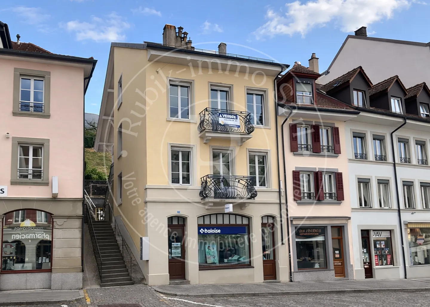 Charmante Stadtwohnung mit 2 Wohnungen und Geschäftsräumen - Foto 1 von 12