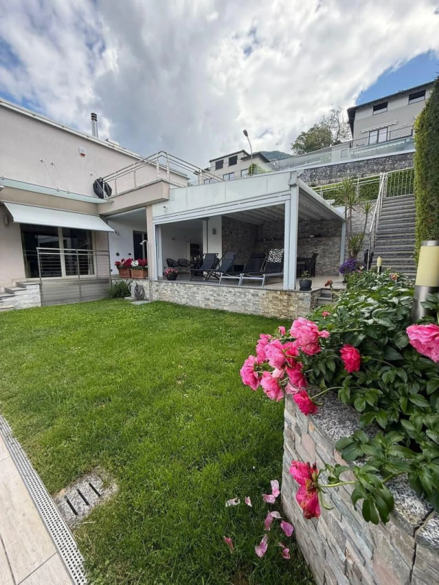 Villa exclusive avec piscine à quelques minutes de la ville - Photo 3 sur 13