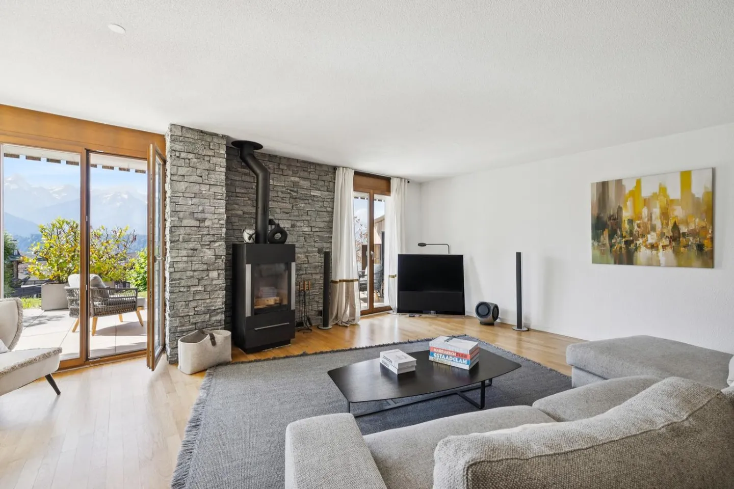 Magnifique propriété de 4,5 pièces avec haut standing, terrasse et jardin, belle vue dégagée - Photo 2 sur 13