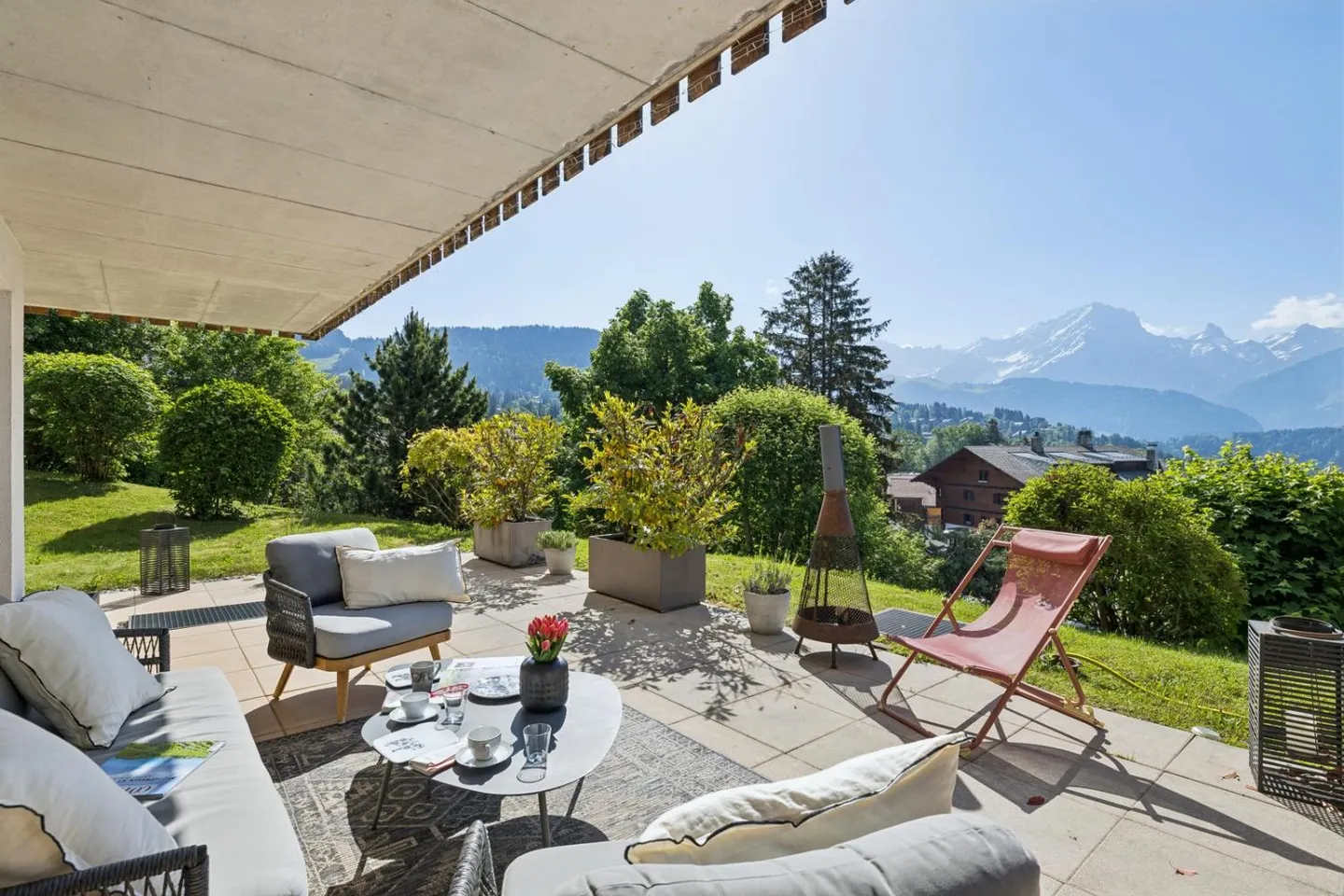 Magnifique propriété de 4,5 pièces avec haut standing, terrasse et jardin, belle vue dégagée - Photo 1 sur 13