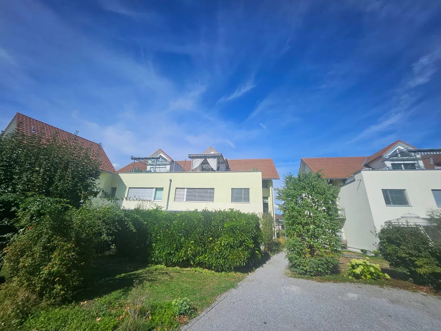 Charming 4.5-Room Maisonette Apartment in Kirchberg - Photo 2 of 25