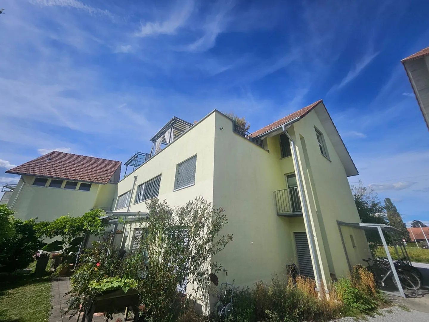 Charming 4.5-Room Maisonette Apartment in Kirchberg - Photo 3 of 25
